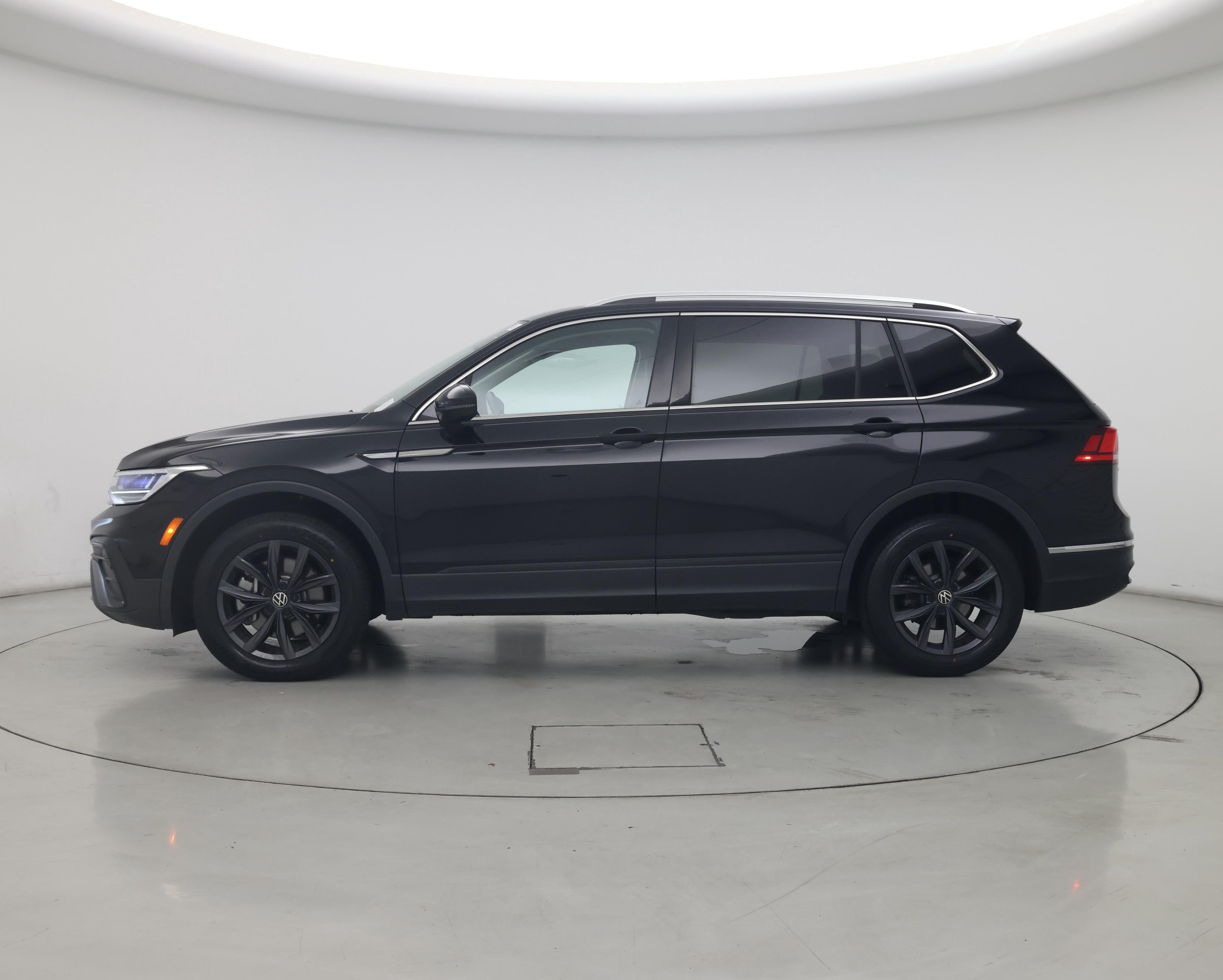 Thumbnail: 2022 Volkswagen Tiguan - 3
