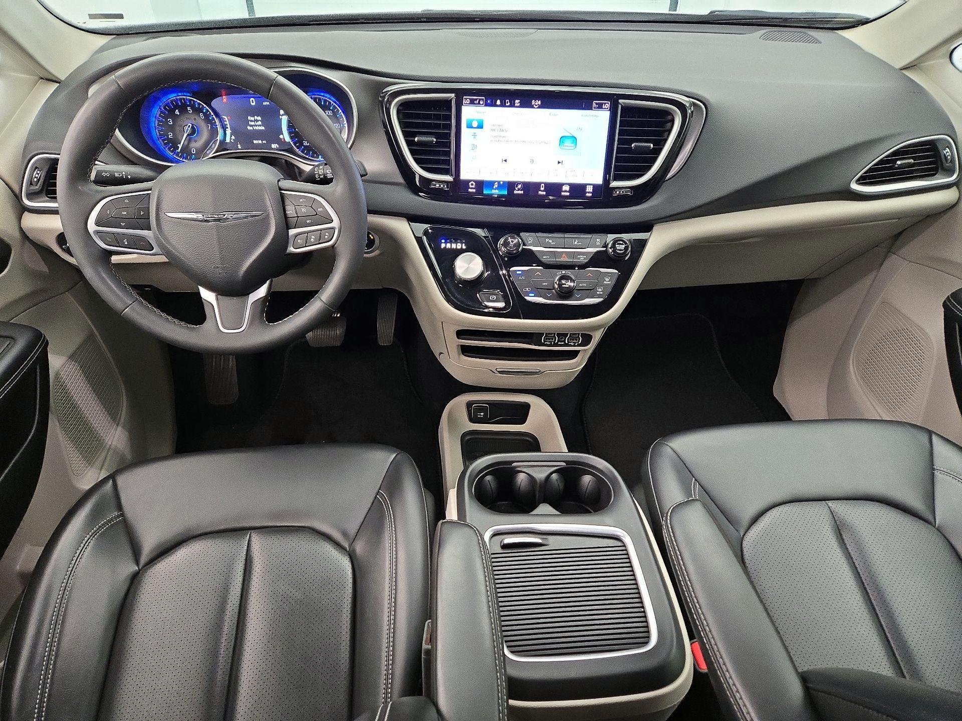 Thumbnail: 2023 Chrysler Pacifica - 9