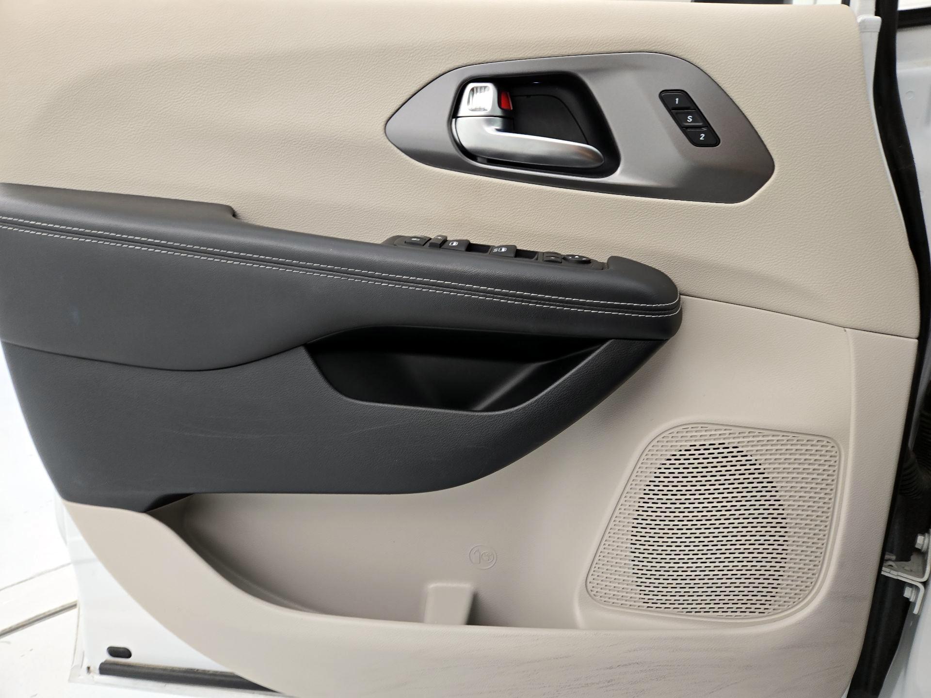 Thumbnail: 2023 Chrysler Pacifica - 12