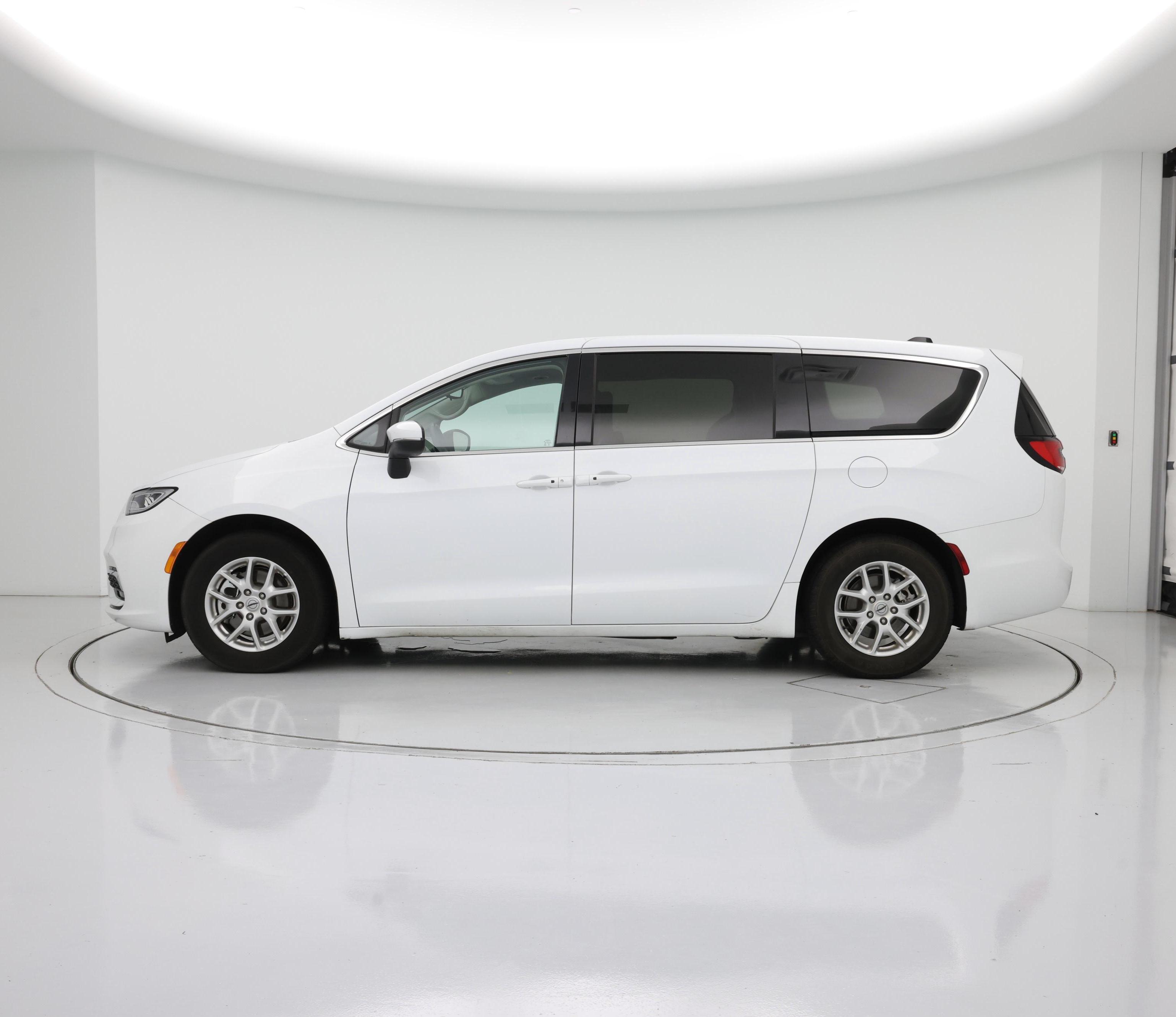 Thumbnail: 2023 Chrysler Pacifica - 3