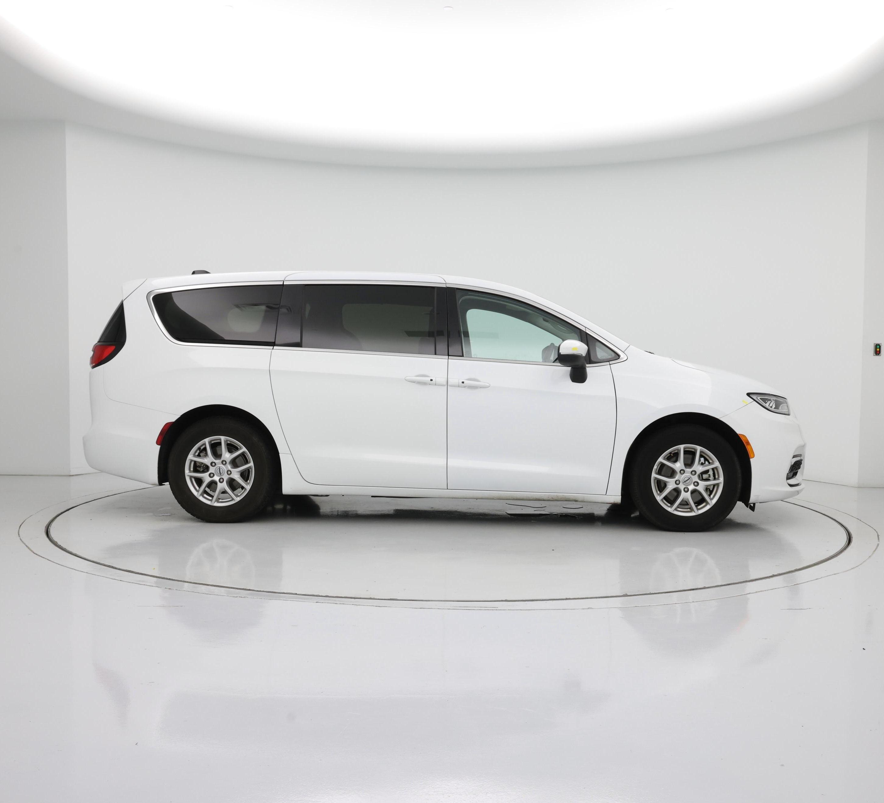 Thumbnail: 2023 Chrysler Pacifica - 7