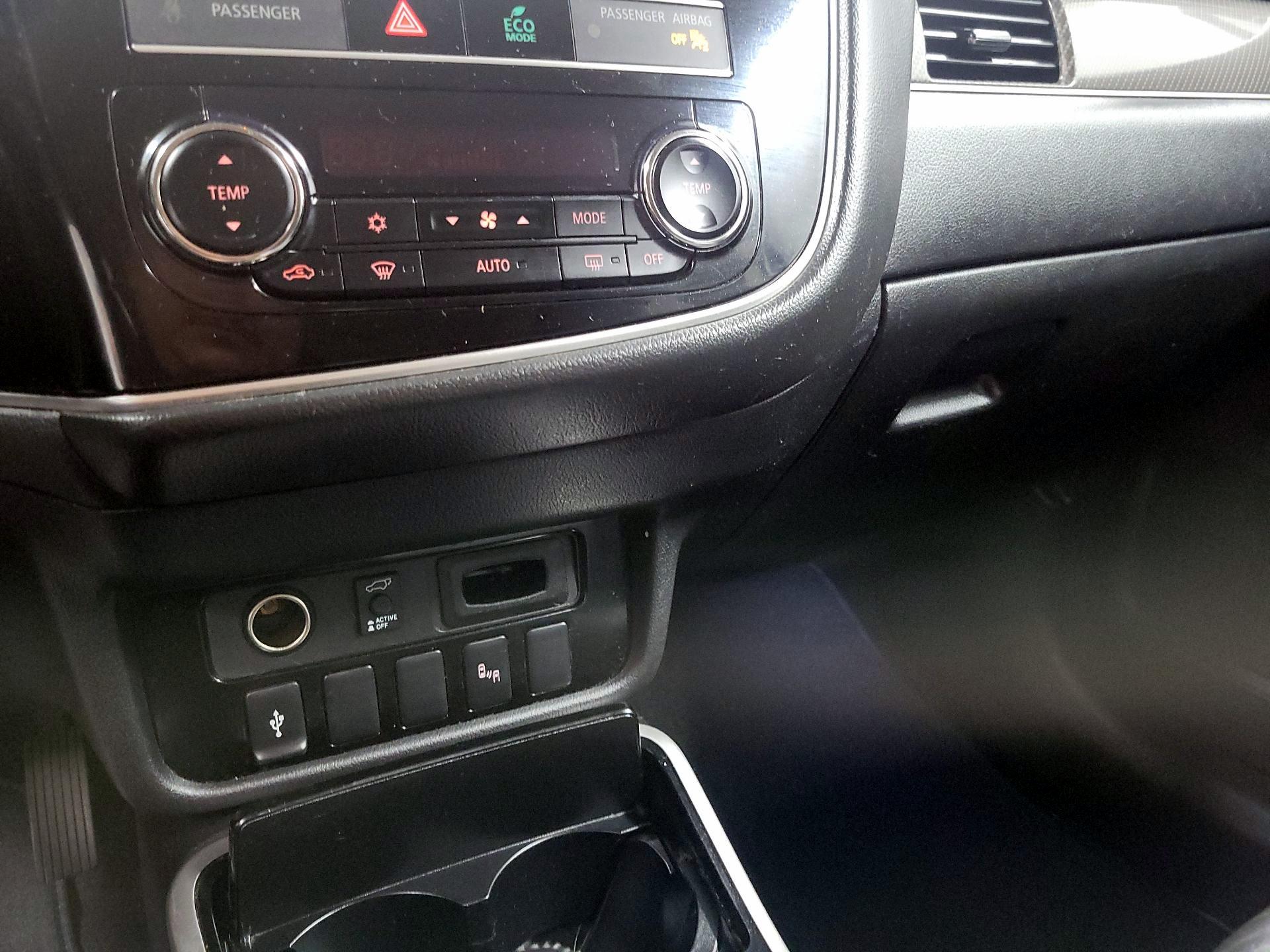 Thumbnail: 2019 Mitsubishi Outlander - 14