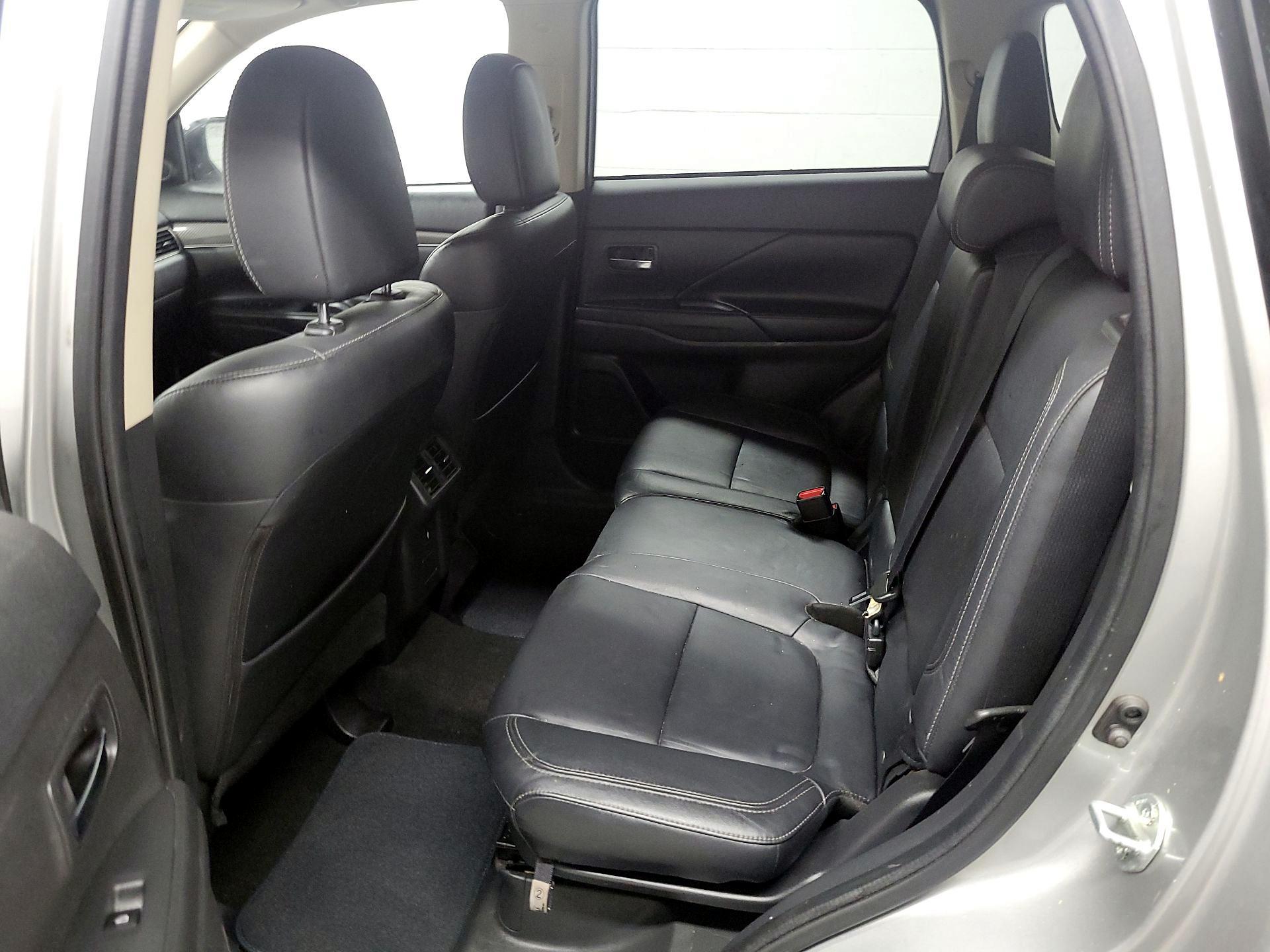 Thumbnail: 2019 Mitsubishi Outlander - 16