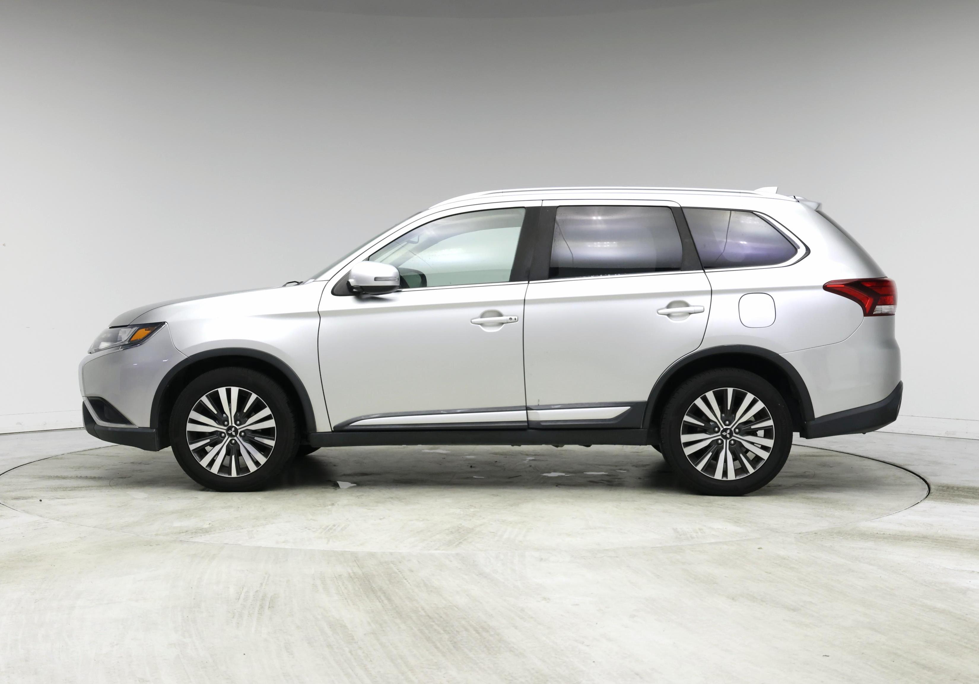 Thumbnail: 2019 Mitsubishi Outlander - 3