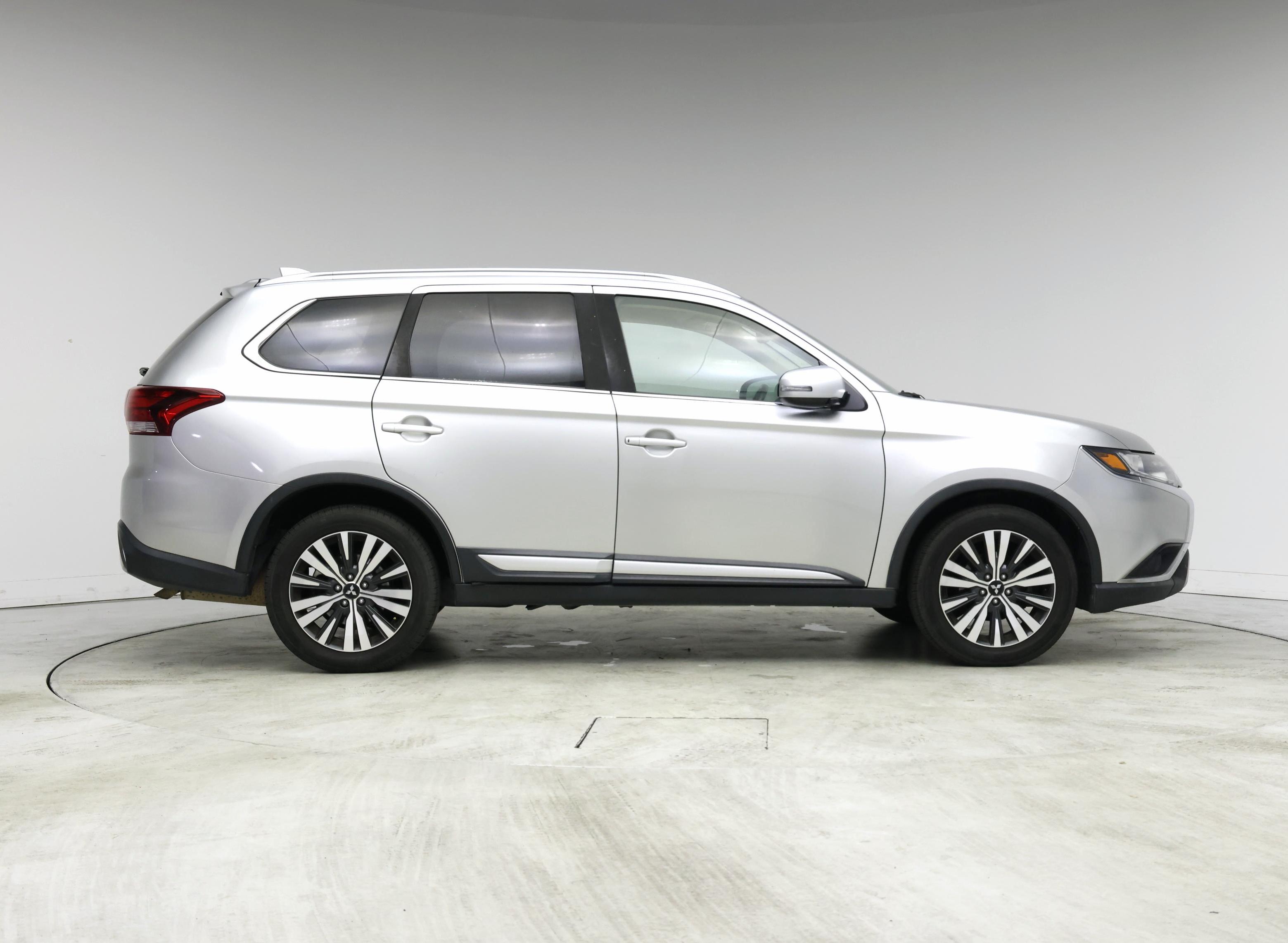 Thumbnail: 2019 Mitsubishi Outlander - 7
