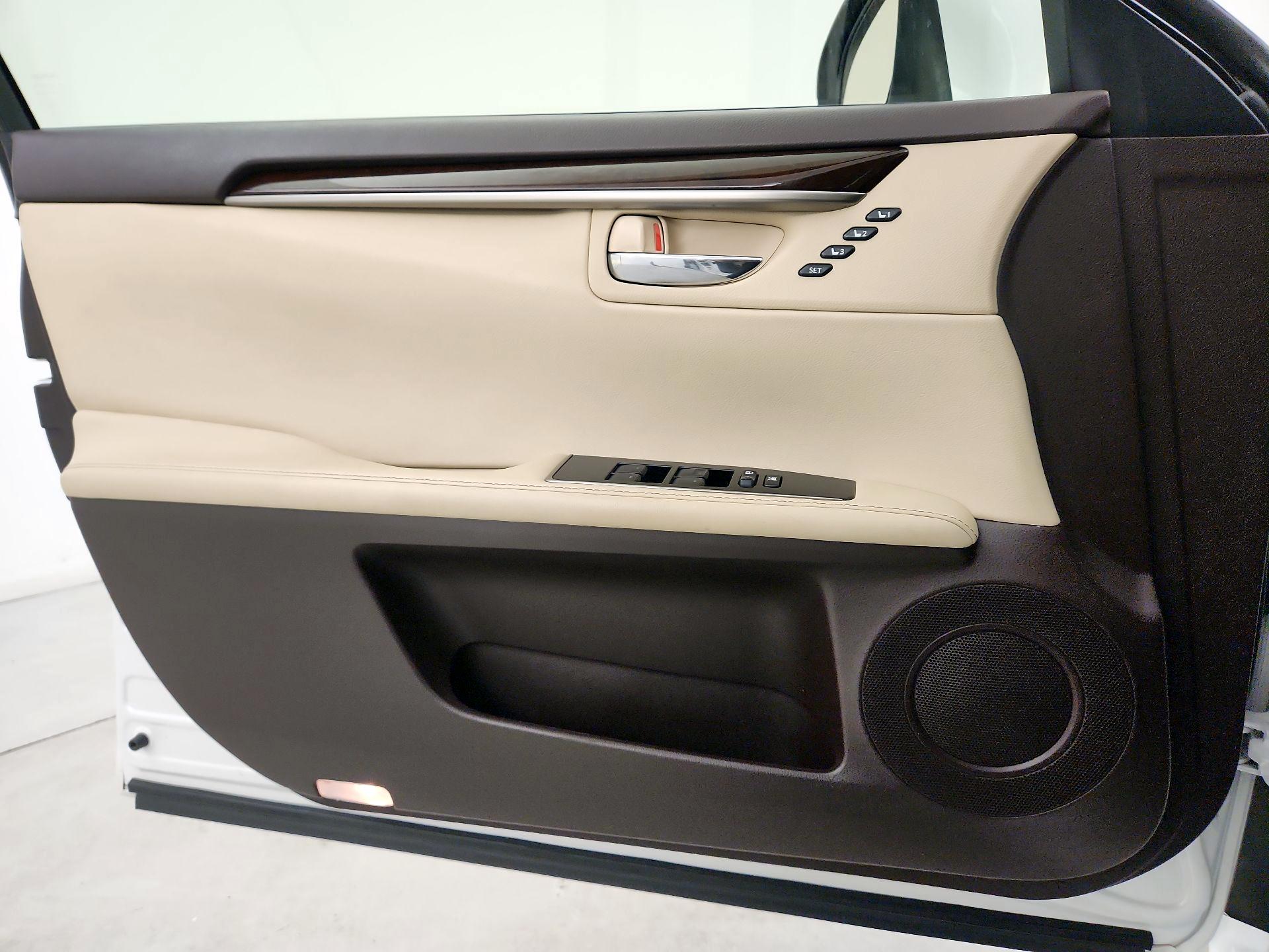 Thumbnail: 2016 Lexus ES - 12