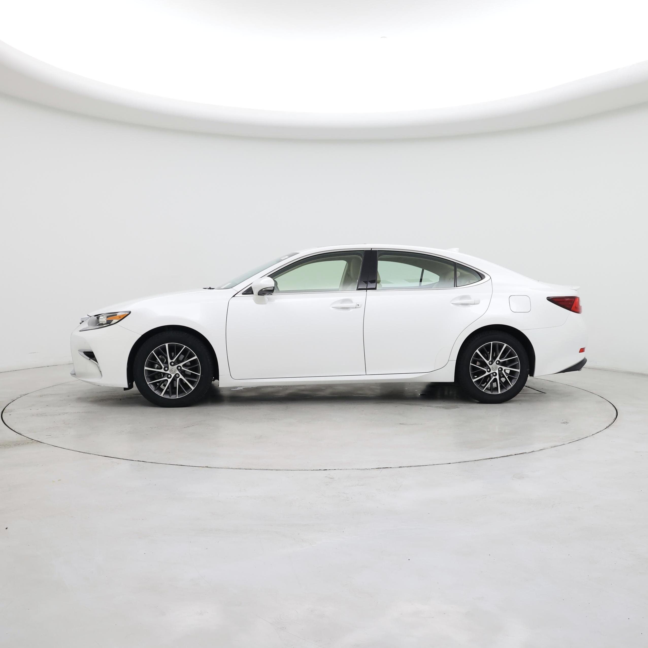 Thumbnail: 2016 Lexus ES - 3