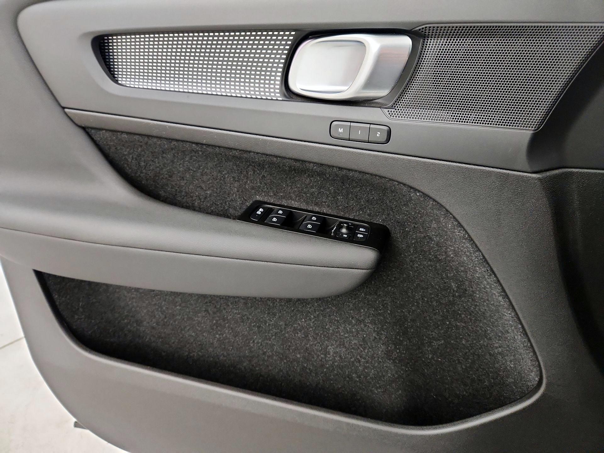 Thumbnail: 2021 Volvo XC40 - 12