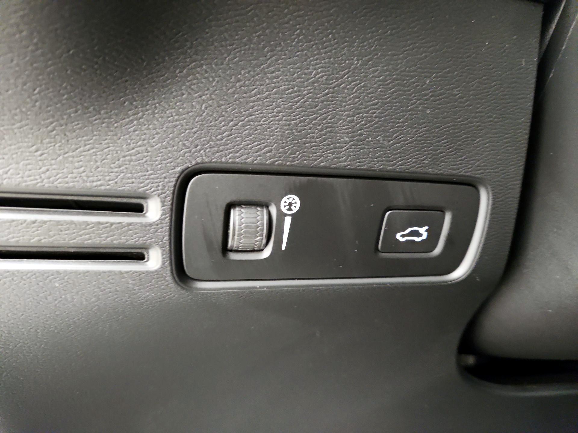 Thumbnail: 2021 Volvo XC40 - 13