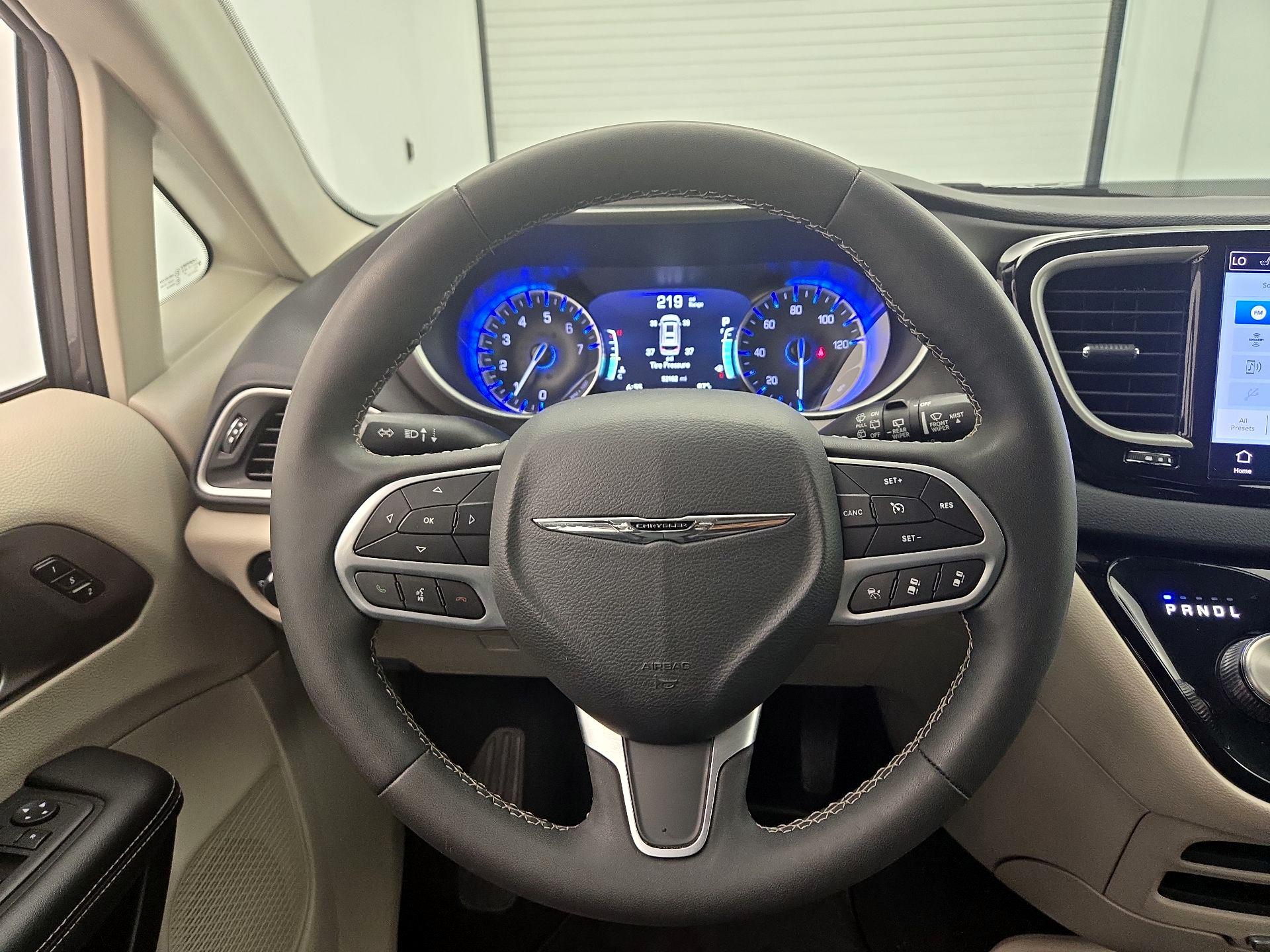 Thumbnail: 2023 Chrysler Pacifica - 10