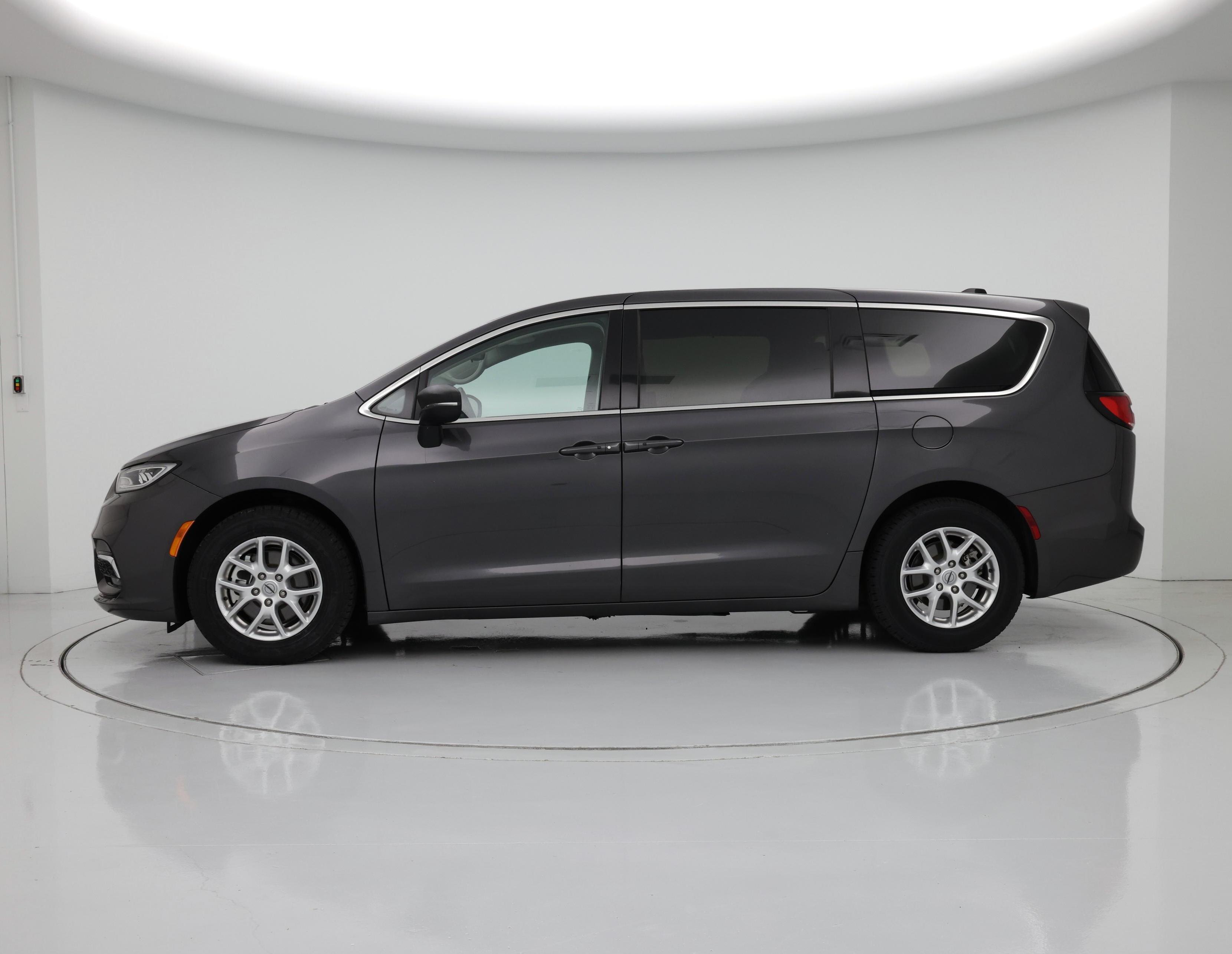 Thumbnail: 2023 Chrysler Pacifica - 3