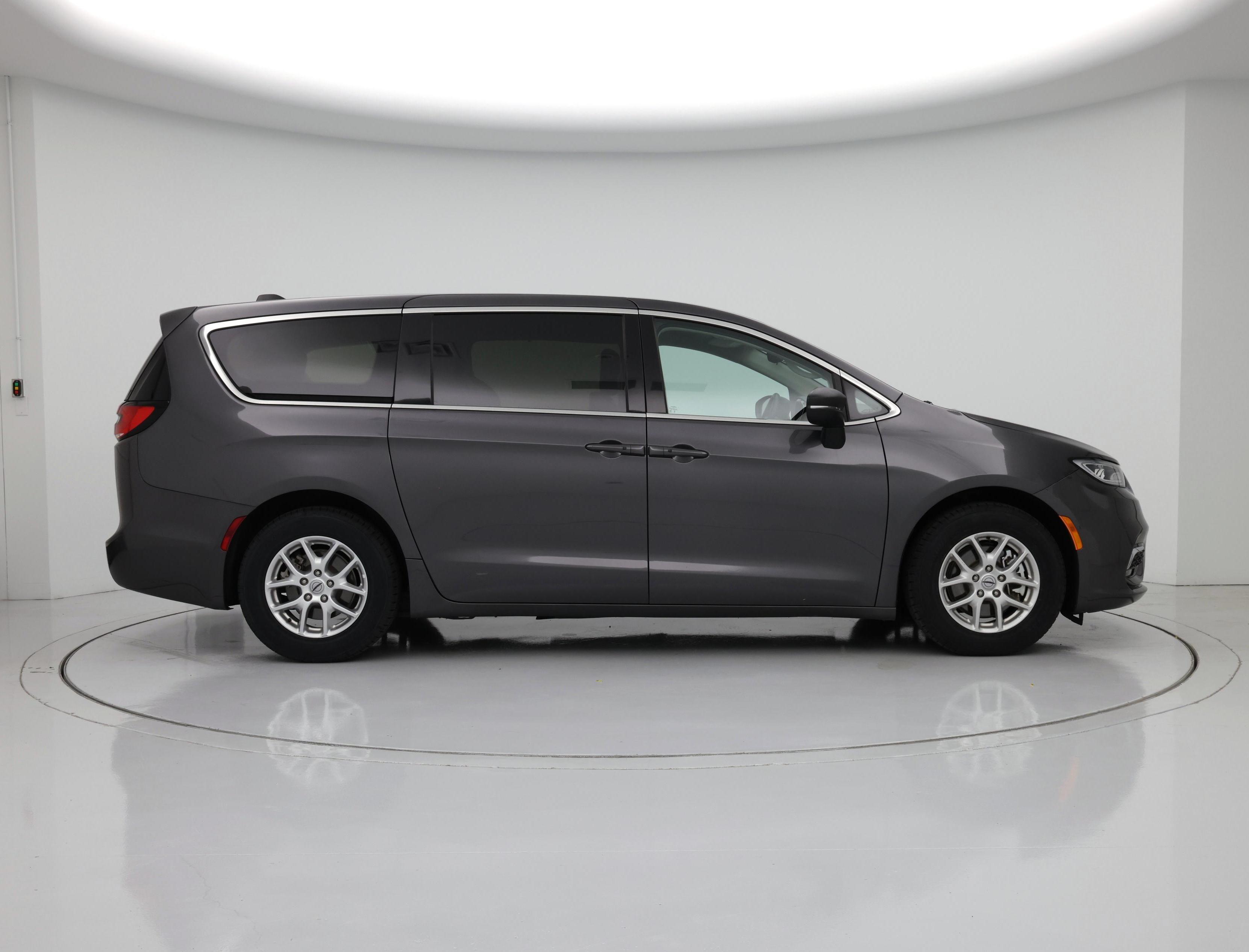 Thumbnail: 2023 Chrysler Pacifica - 7