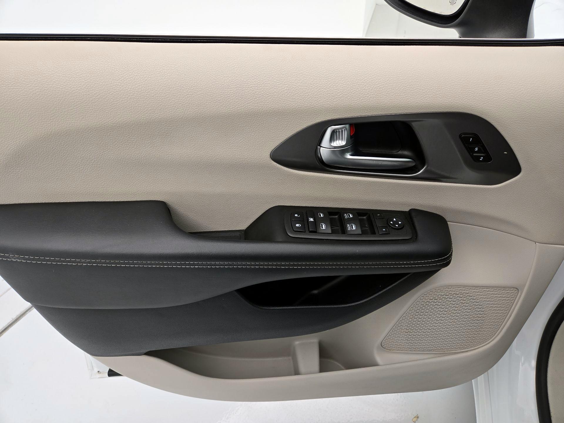 Thumbnail: 2023 Chrysler Pacifica - 12