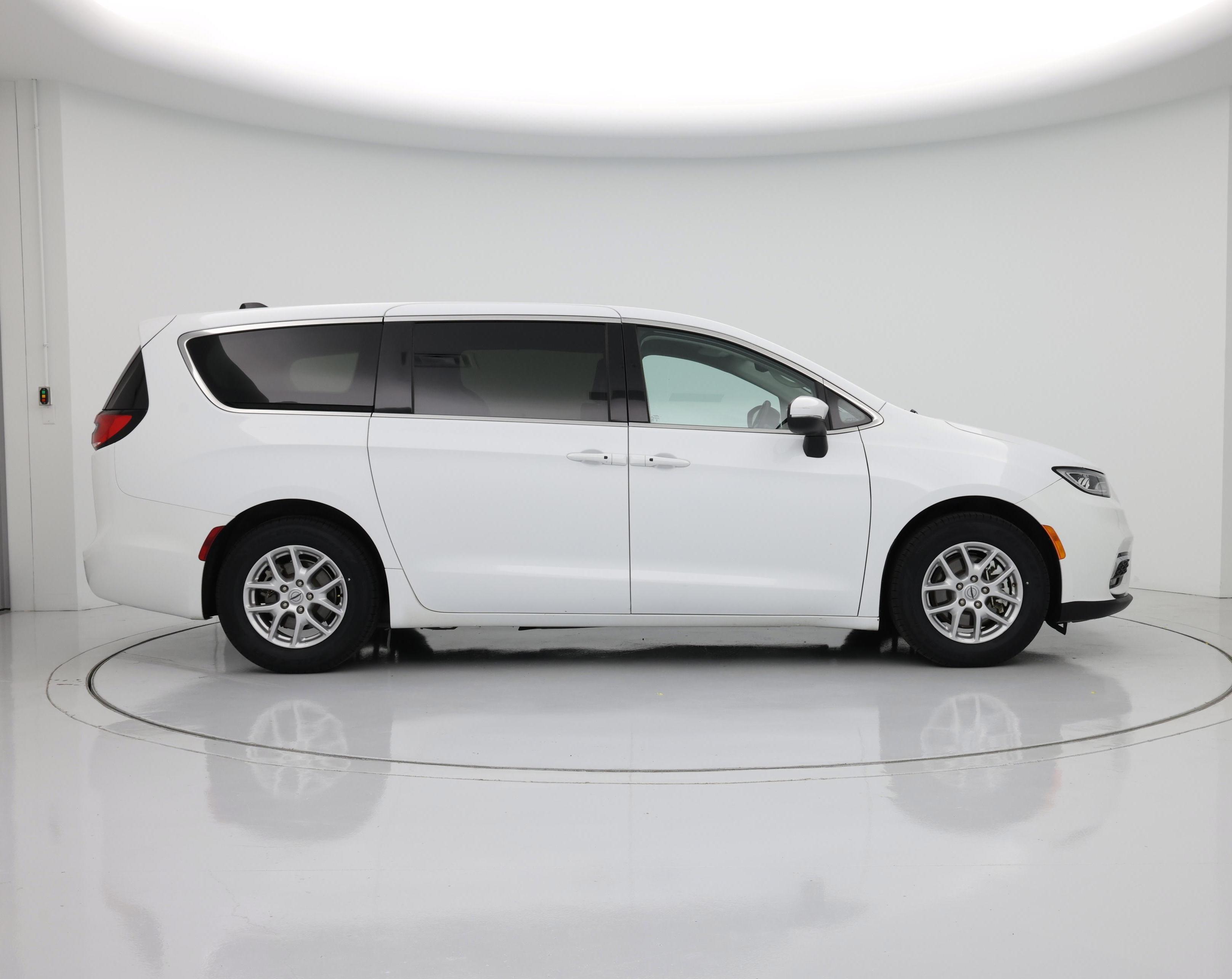 Thumbnail: 2023 Chrysler Pacifica - 7