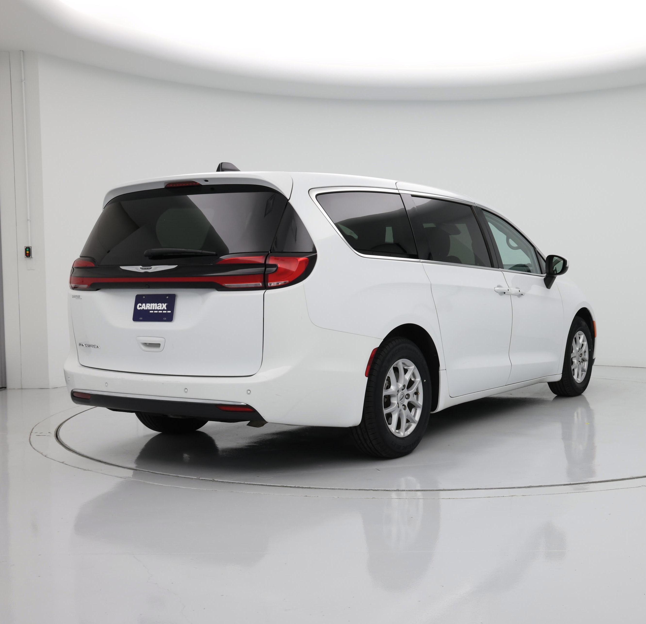 Thumbnail: 2023 Chrysler Pacifica - 8