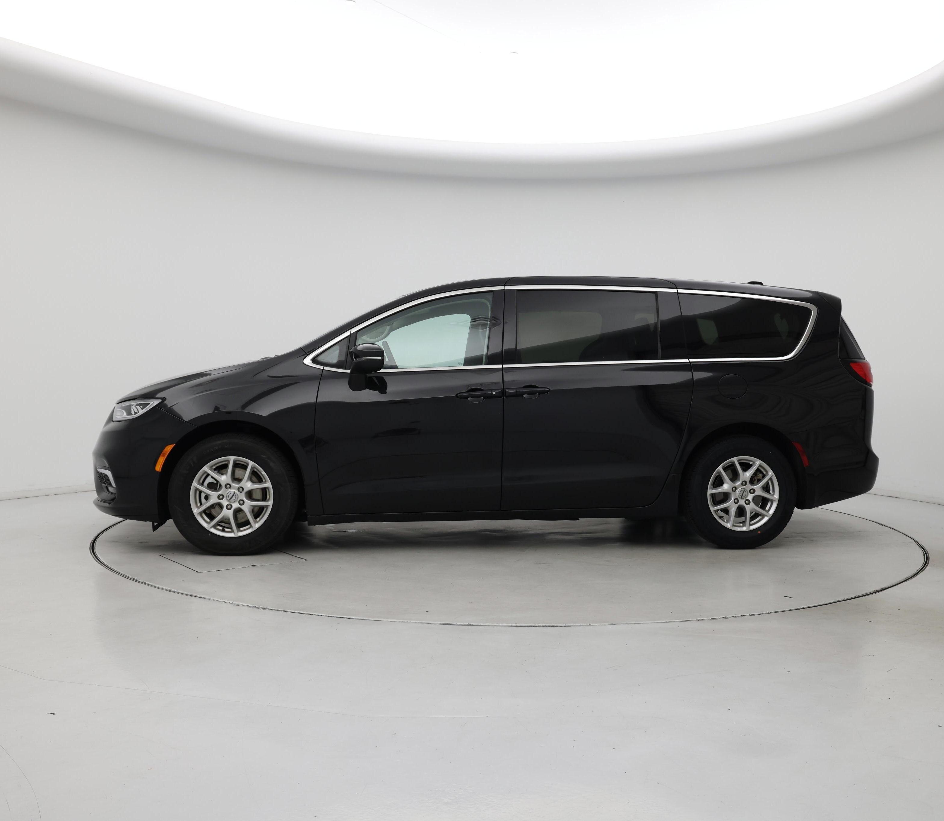 Thumbnail: 2023 Chrysler Pacifica - 3