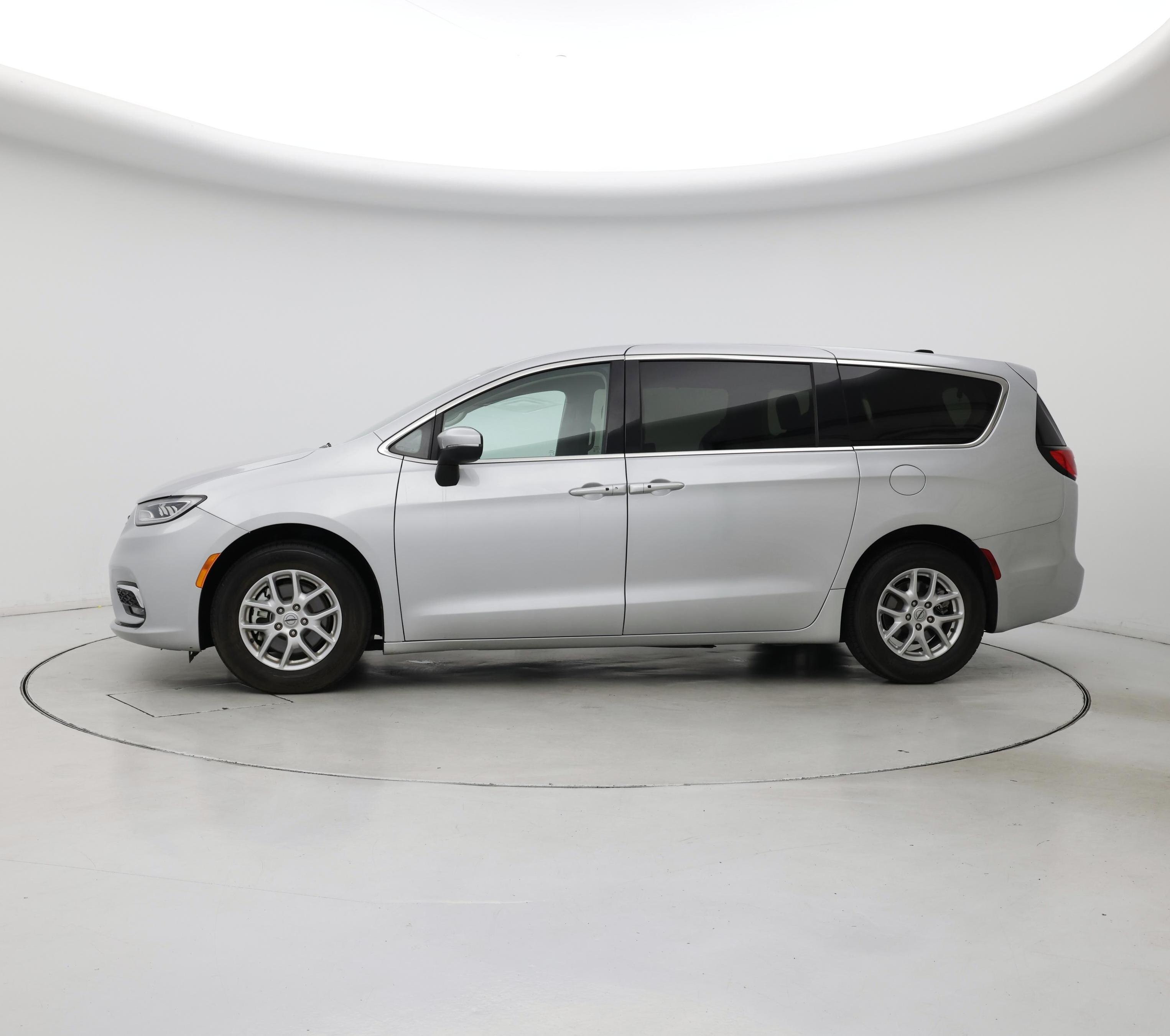 Thumbnail: 2023 Chrysler Pacifica - 3