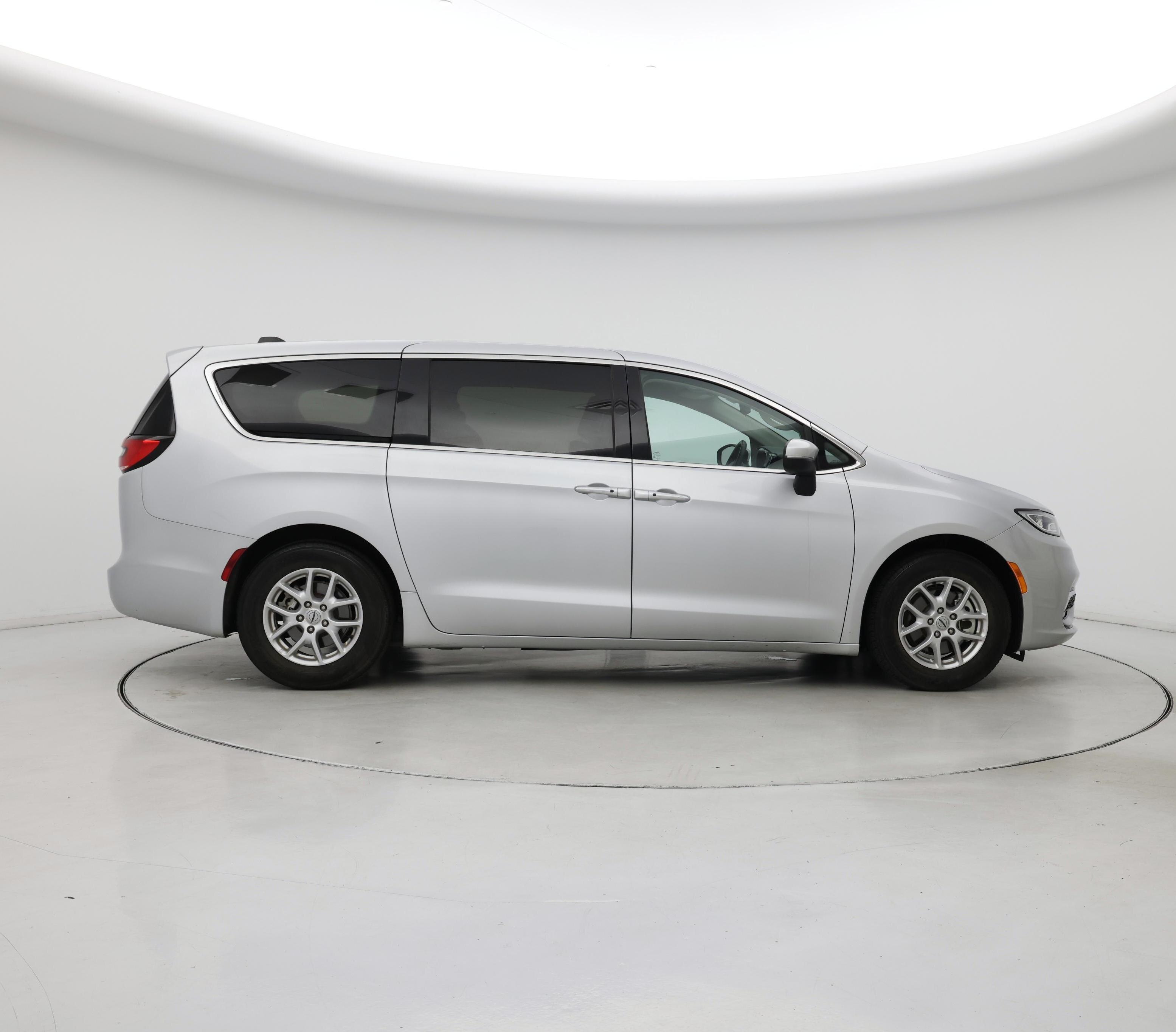 Thumbnail: 2023 Chrysler Pacifica - 7