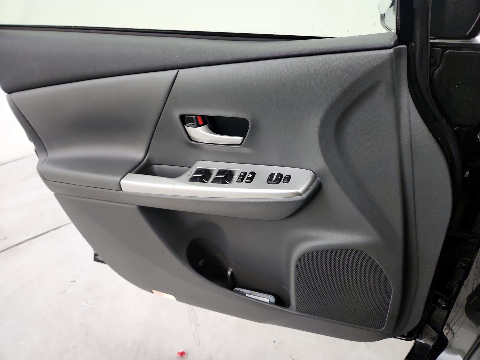 Thumbnail: 2013 Toyota Prius v - 12