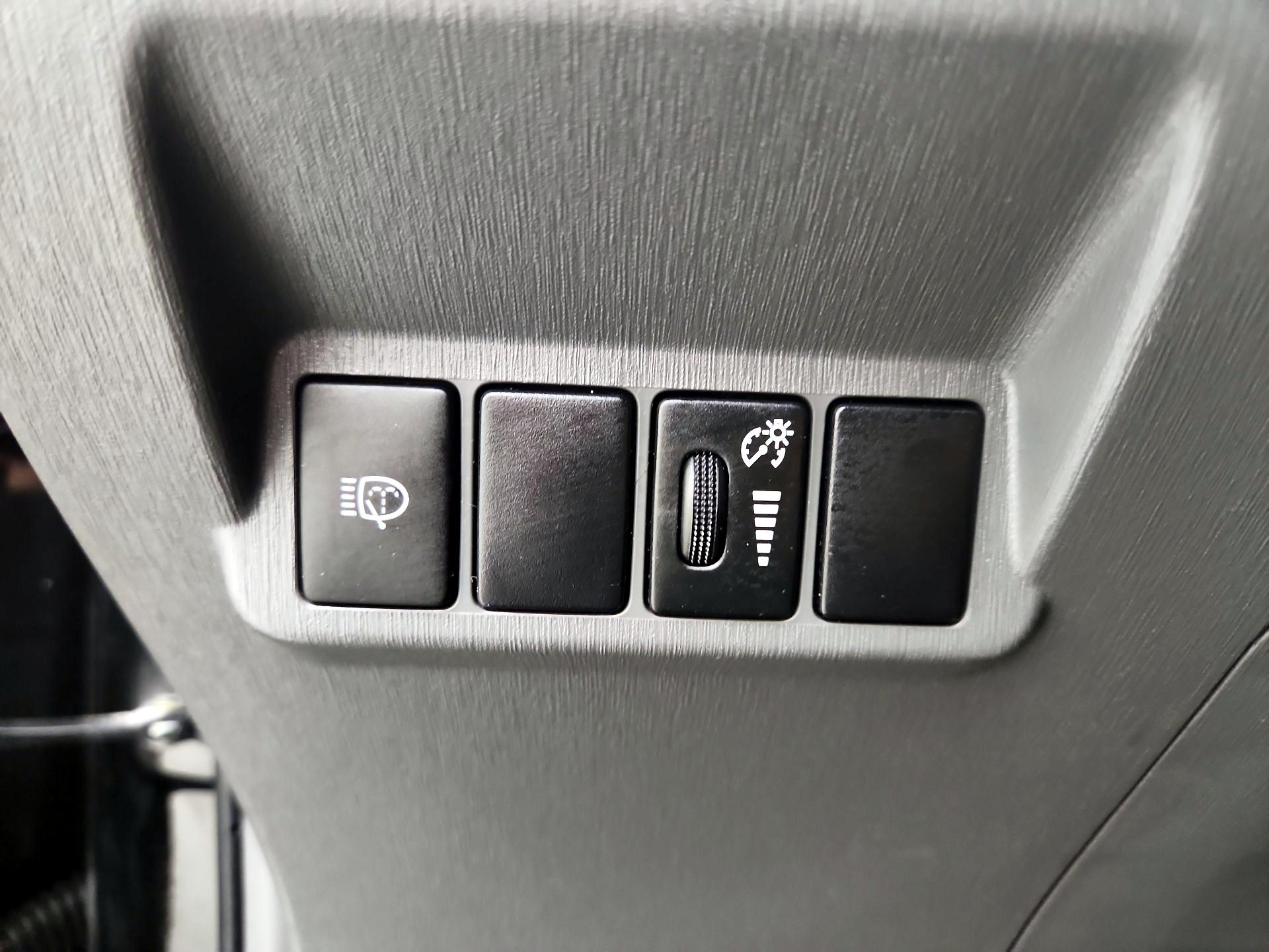 Thumbnail: 2013 Toyota Prius v - 13