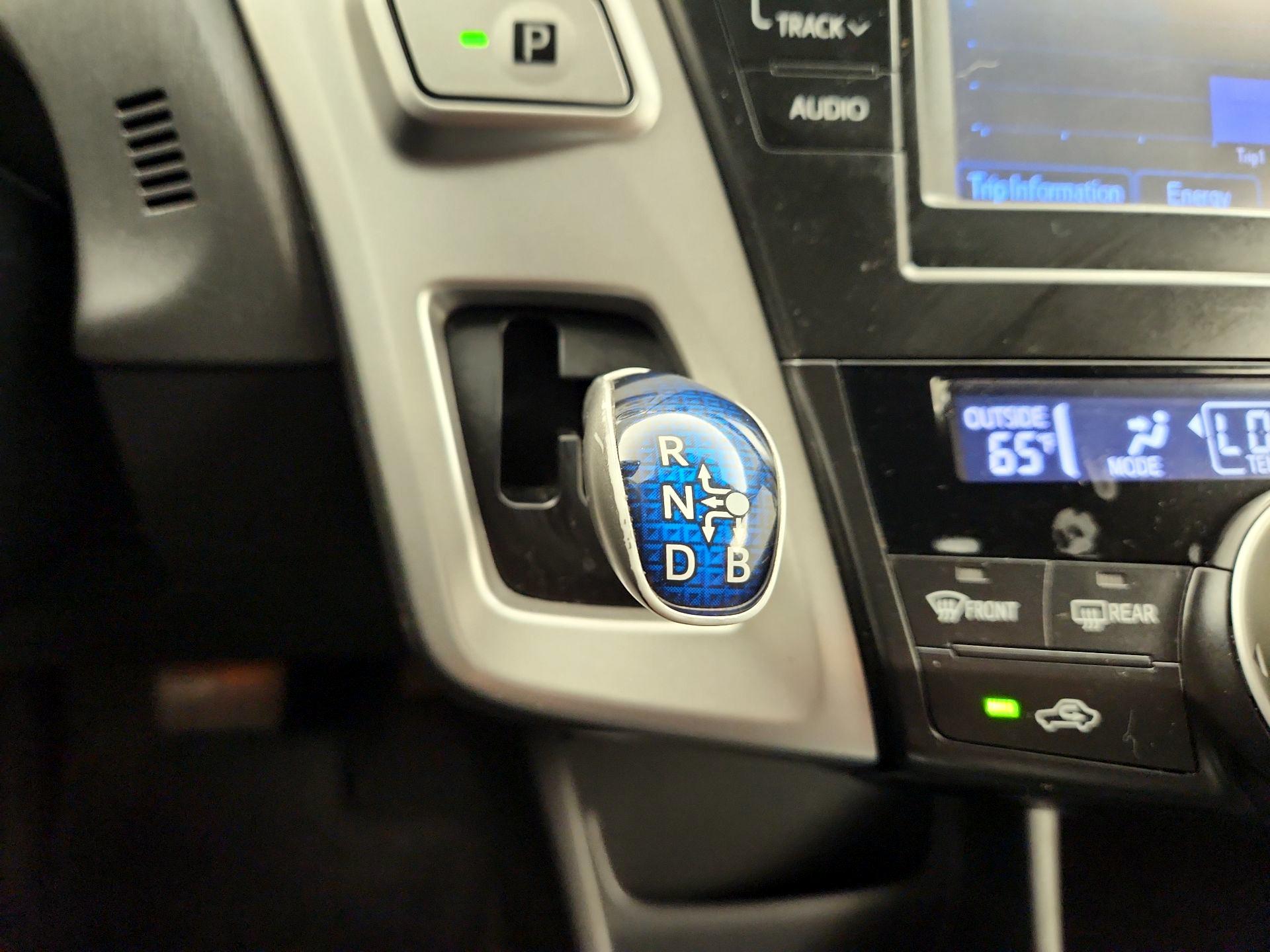 Thumbnail: 2013 Toyota Prius v - 17