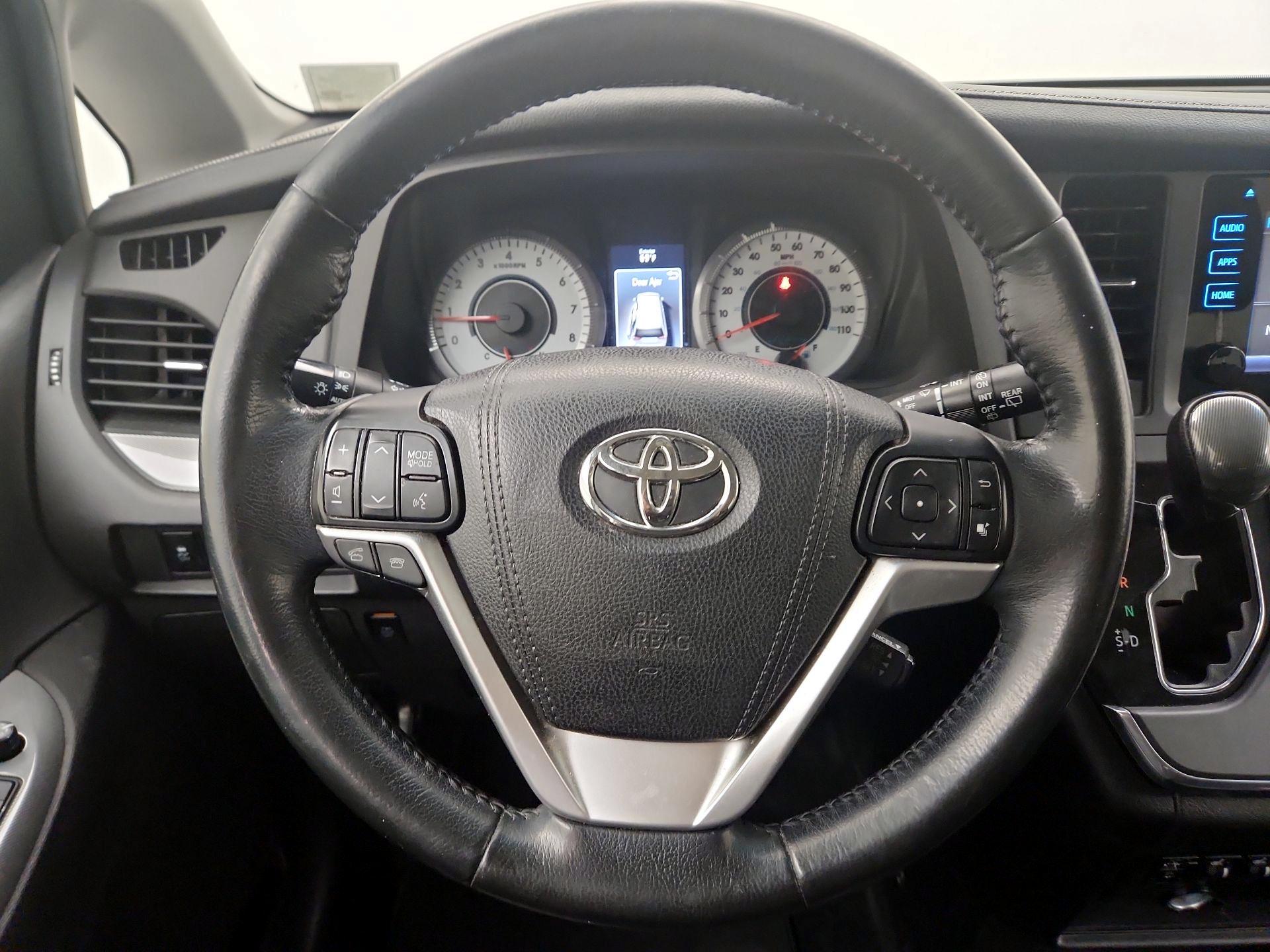Thumbnail: 2015 Toyota Sienna - 10