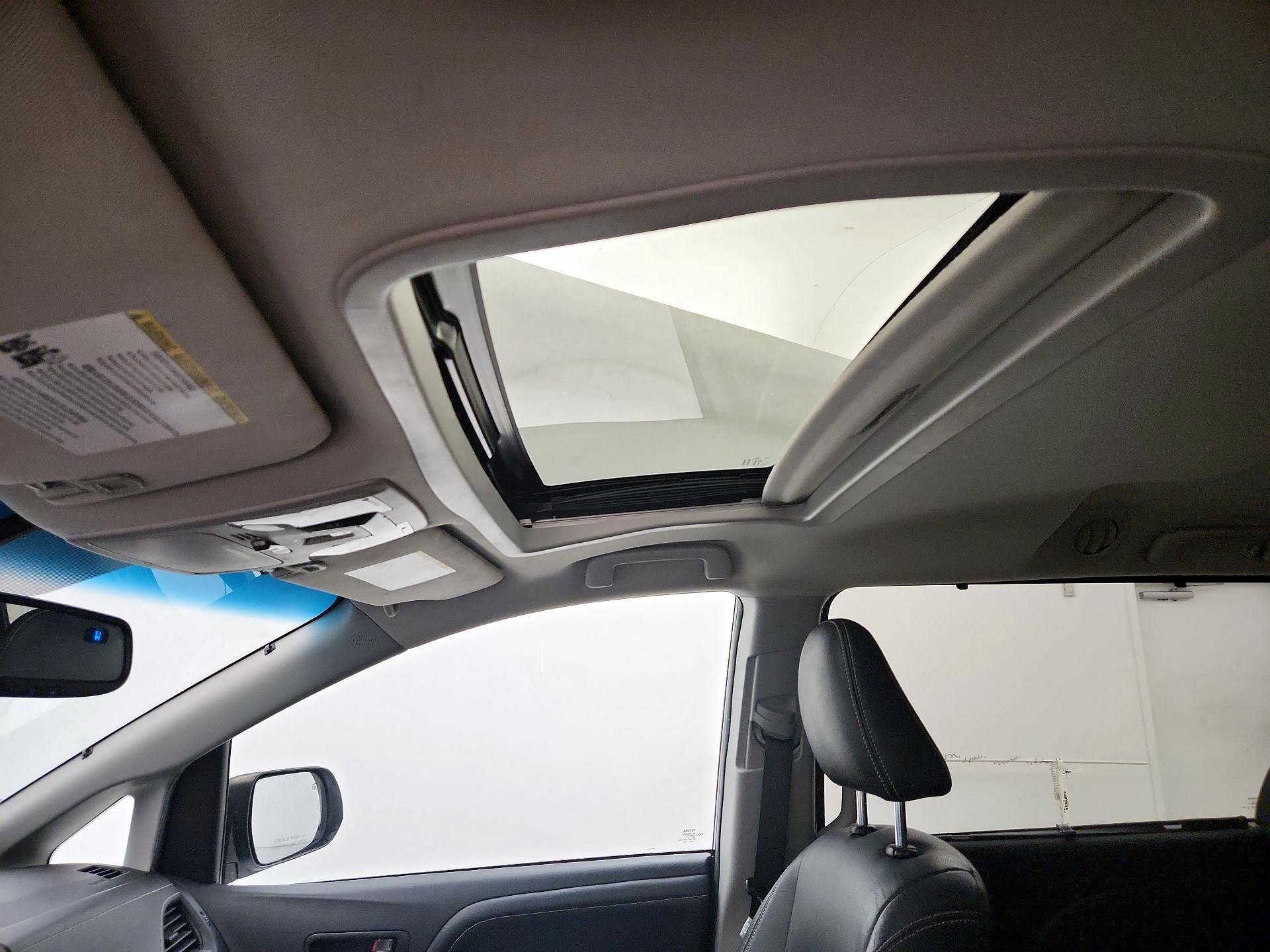 Thumbnail: 2015 Toyota Sienna - 20