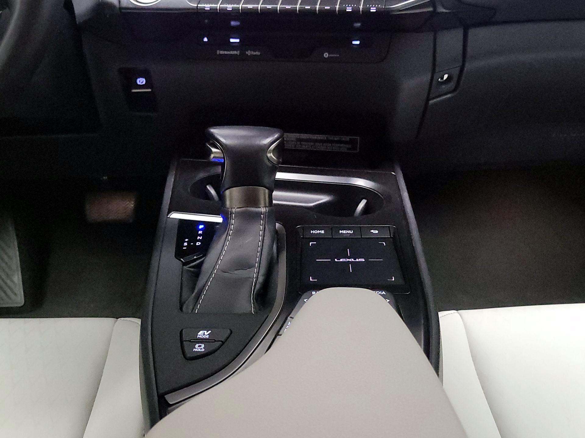 Thumbnail: 2020 Lexus UX - 17