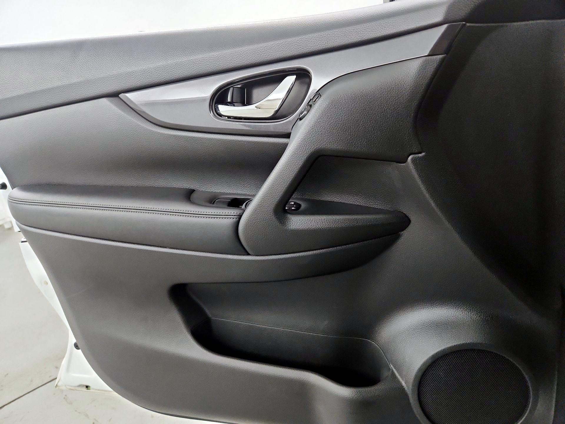 Thumbnail: 2018 Nissan Rogue - 12