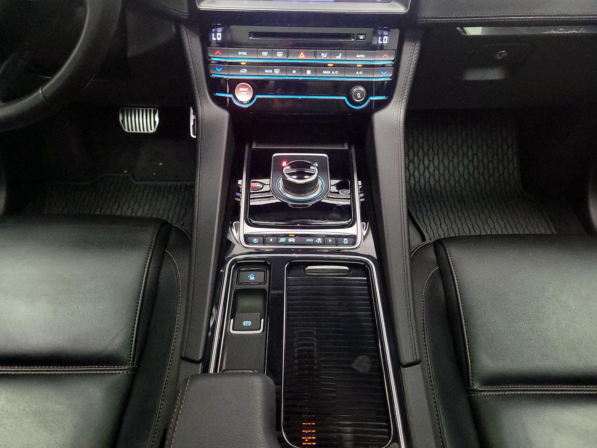 Thumbnail: 2019 Jaguar F-Pace - 18