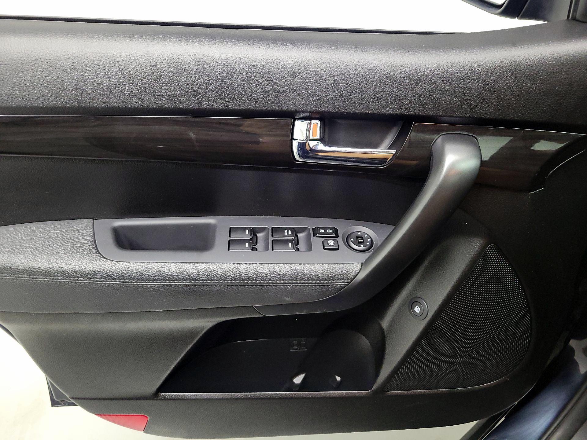 Thumbnail: 2013 Kia Sorento - 12