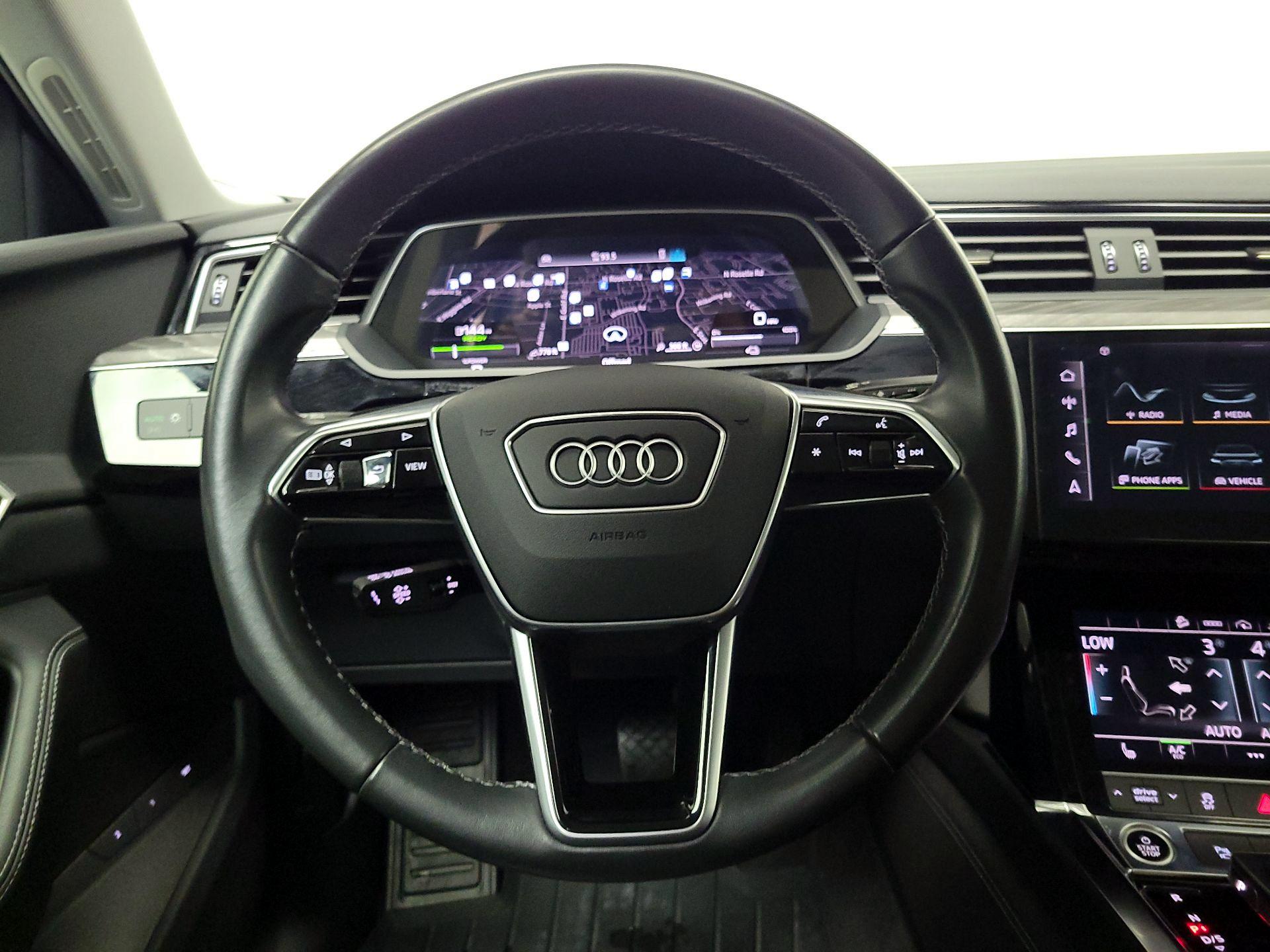 Thumbnail: 2022 Audi e-tron S - 10