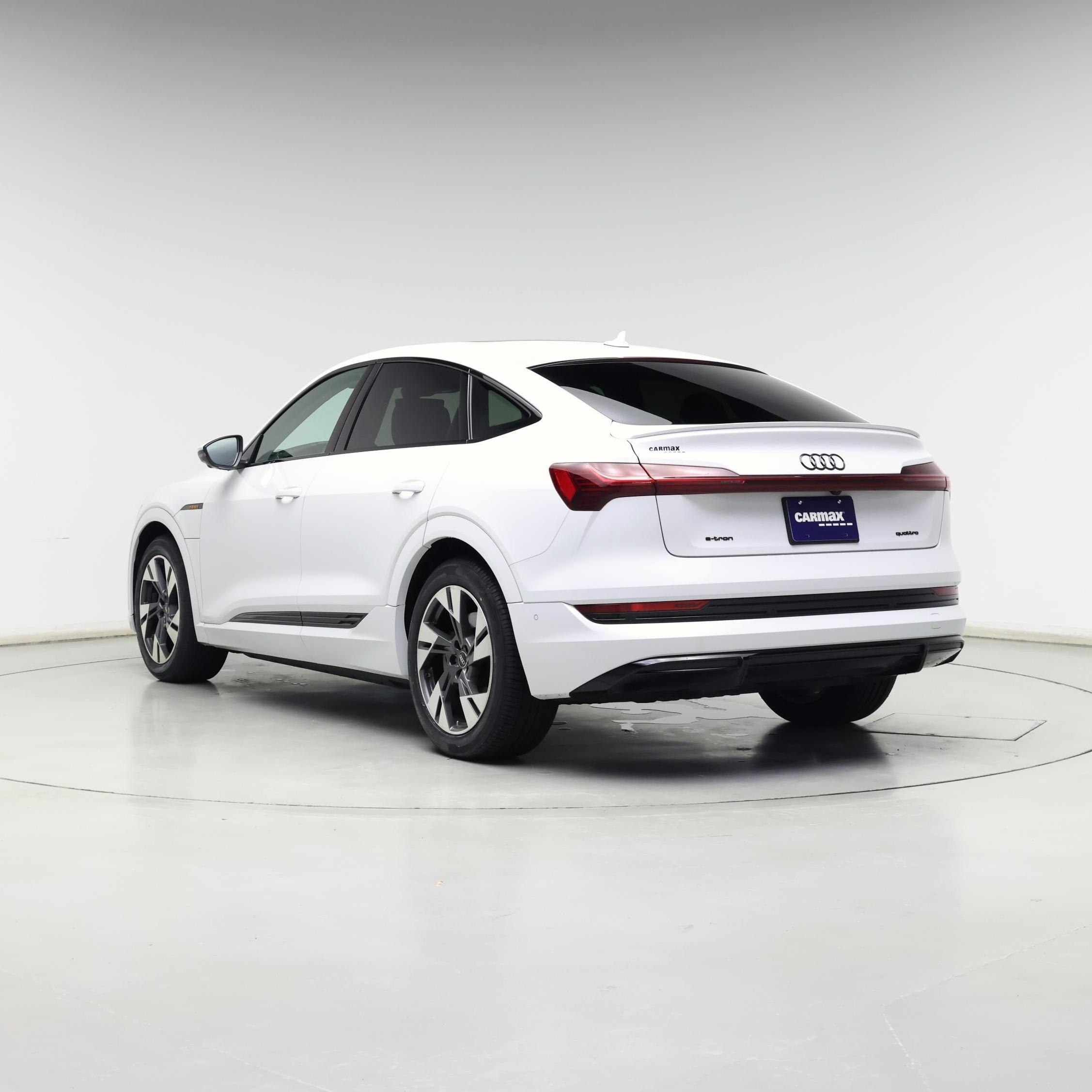 Thumbnail: 2022 Audi e-tron S - 2