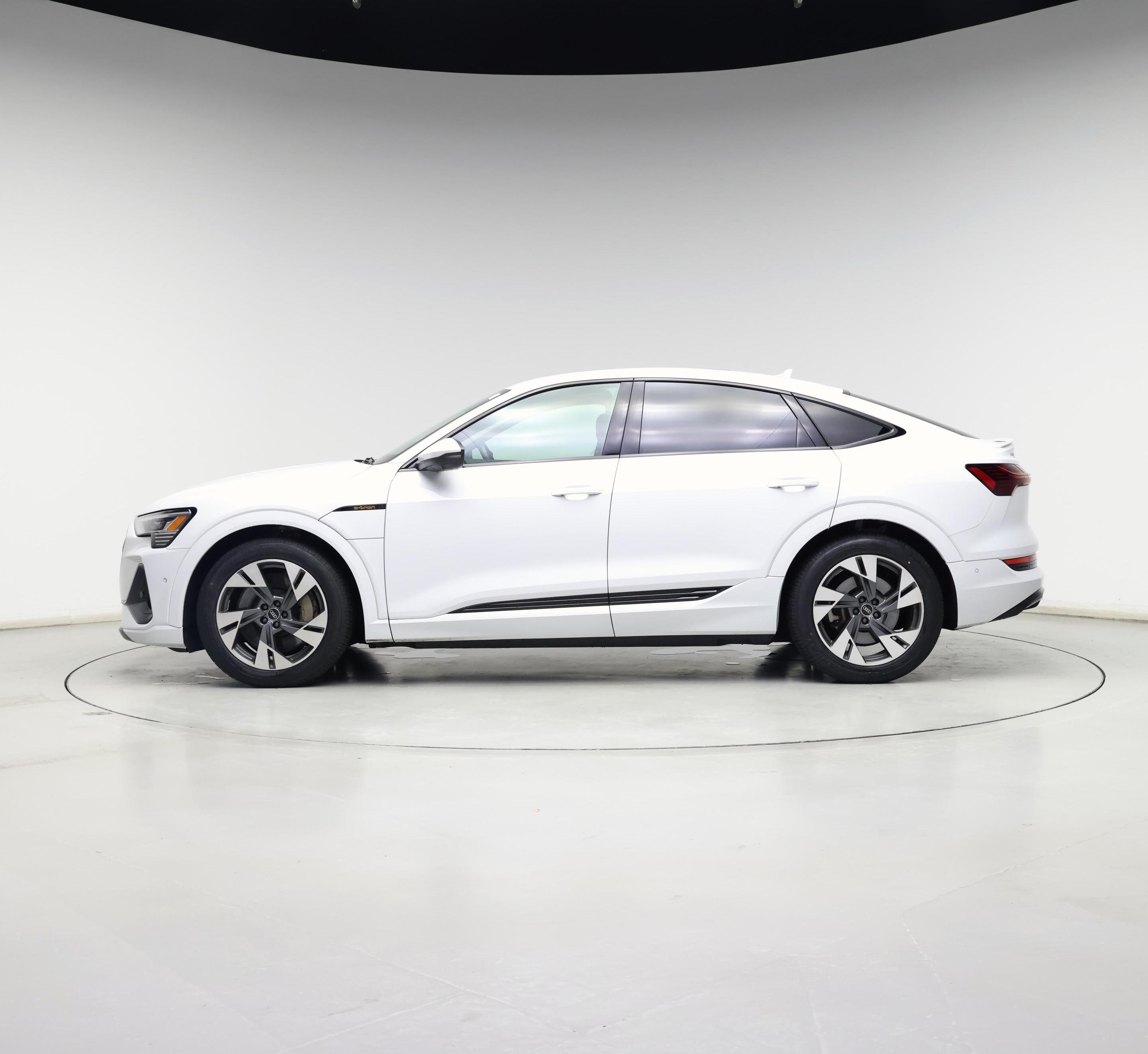 Thumbnail: 2022 Audi e-tron S - 3