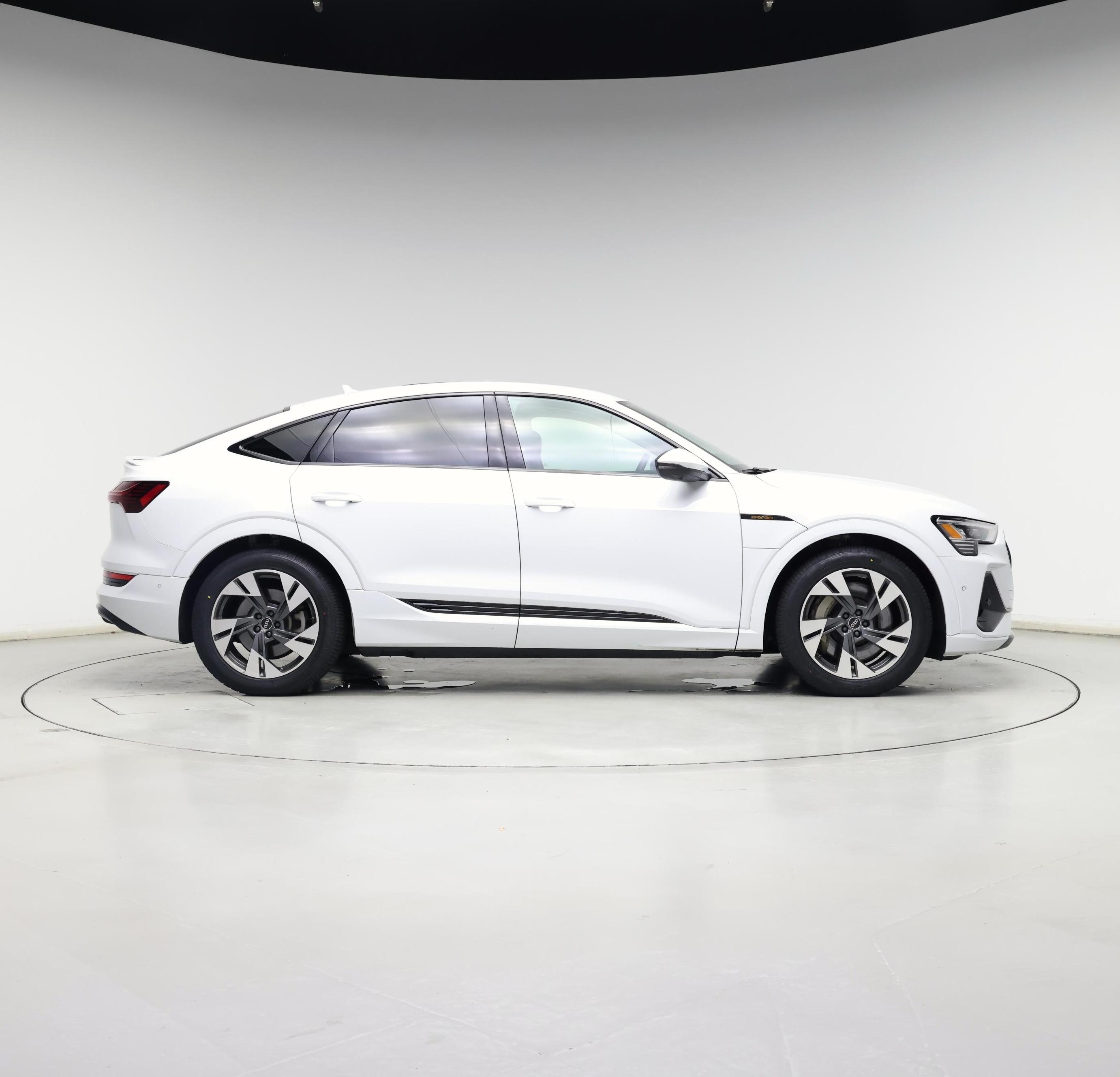 Thumbnail: 2022 Audi e-tron S - 7