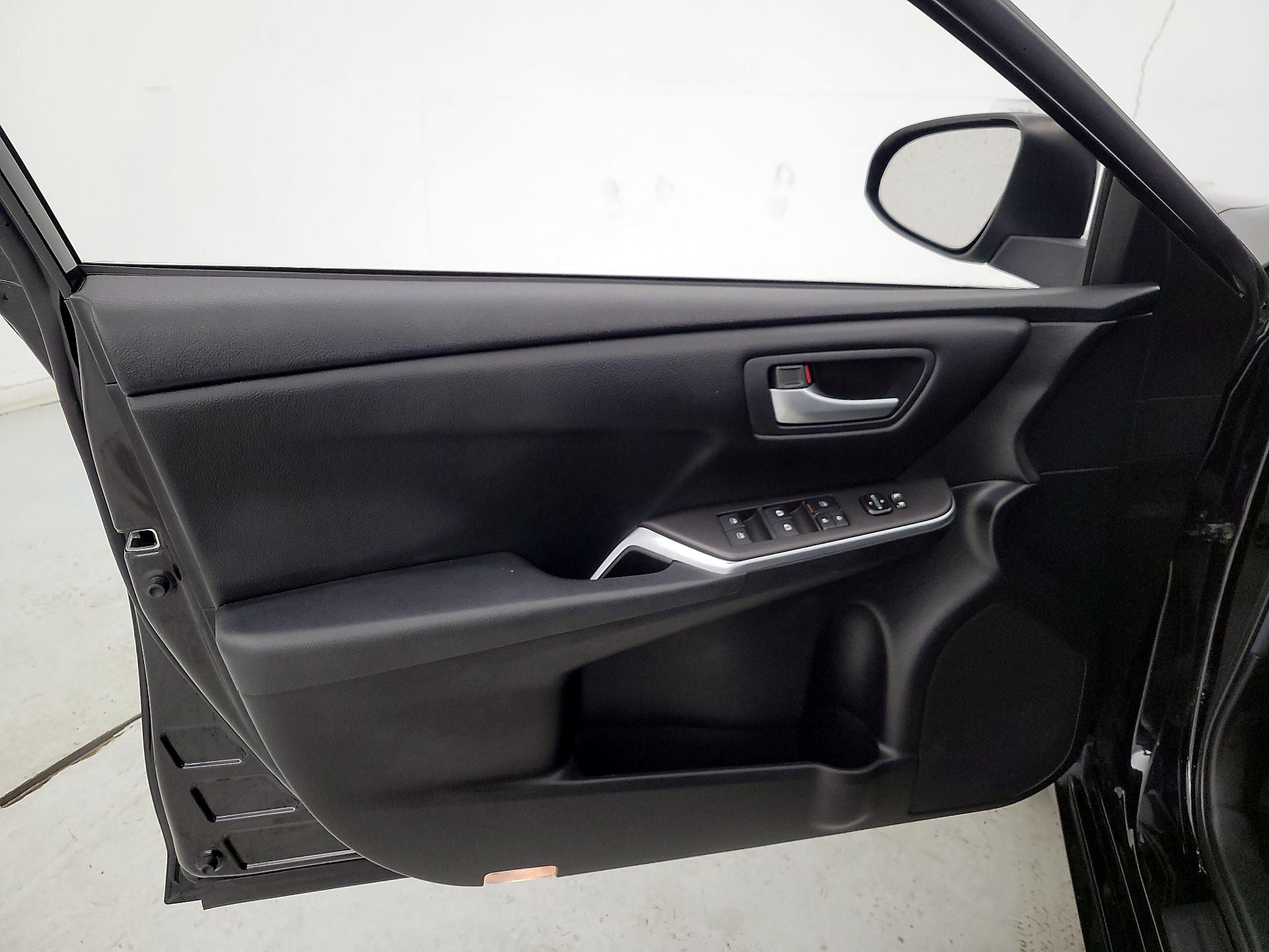 Thumbnail: 2016 Toyota Camry - 12