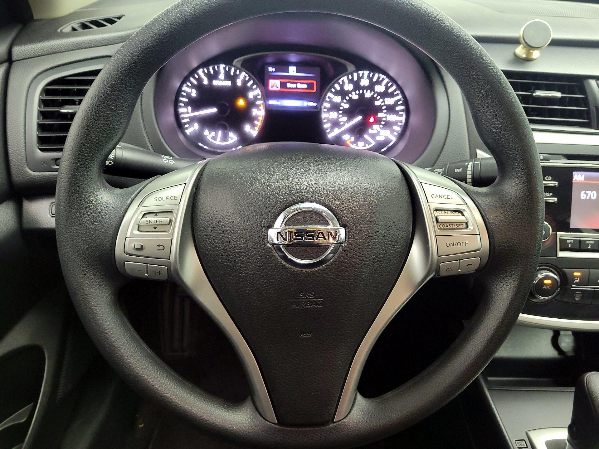 Thumbnail: 2017 Nissan Altima - 10