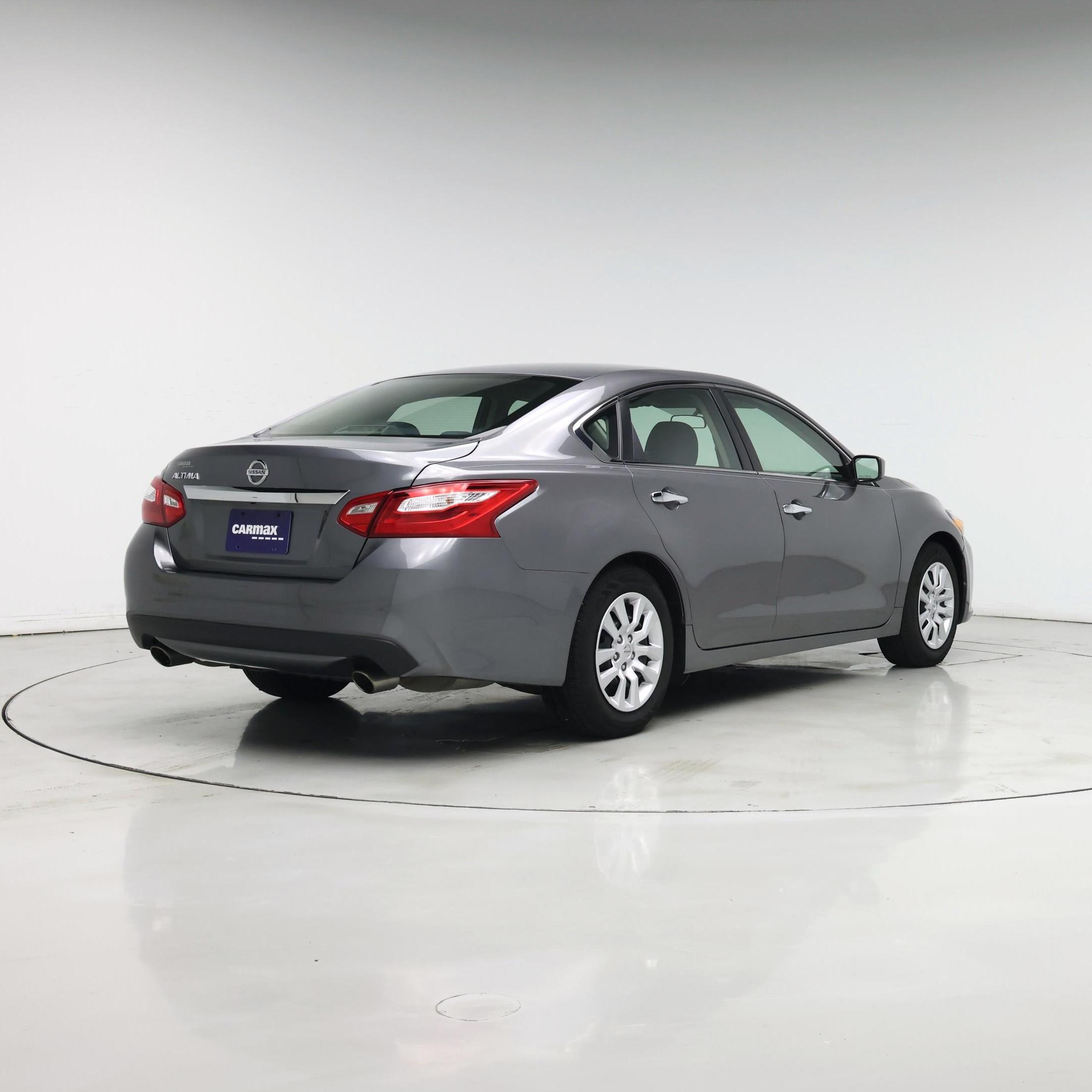 Thumbnail: 2017 Nissan Altima - 8
