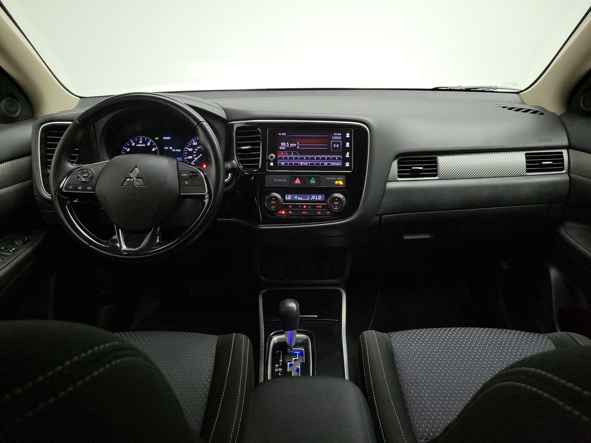 Thumbnail: 2017 Mitsubishi Outlander - 9