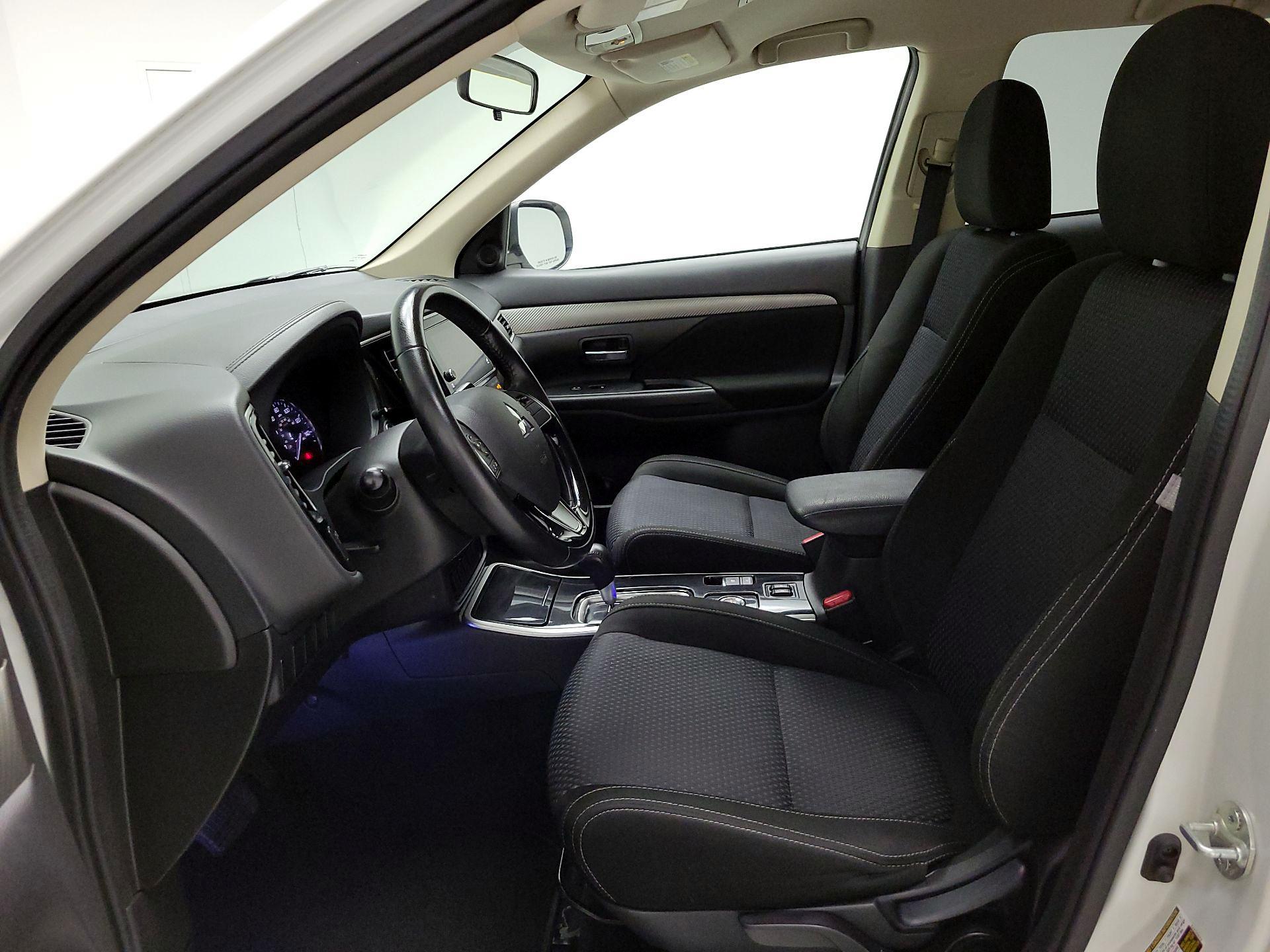 Thumbnail: 2017 Mitsubishi Outlander - 11