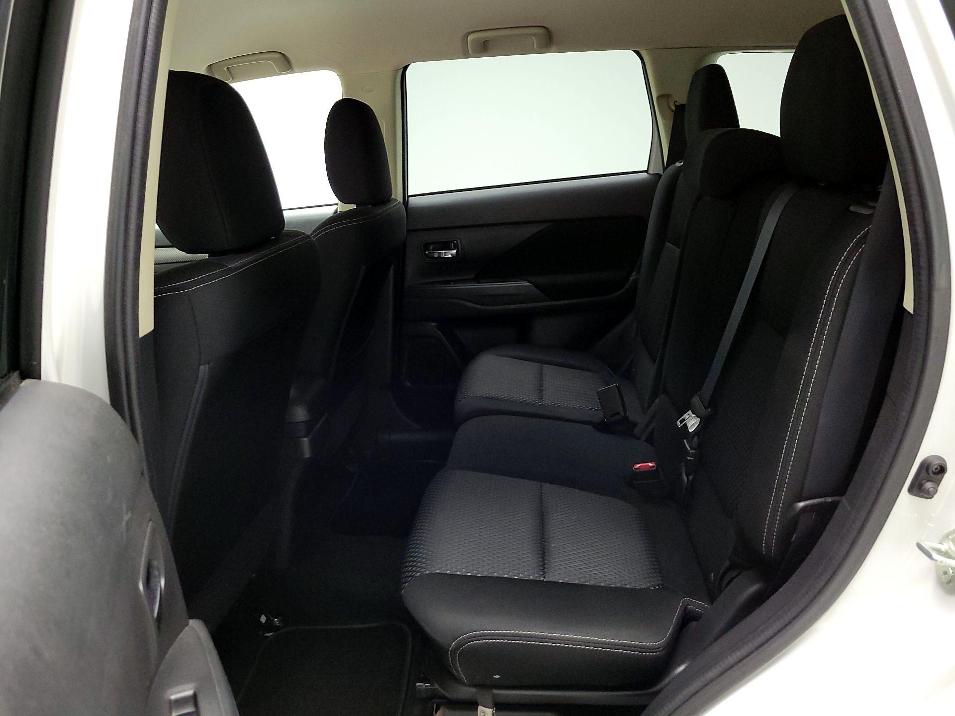 Thumbnail: 2017 Mitsubishi Outlander - 18