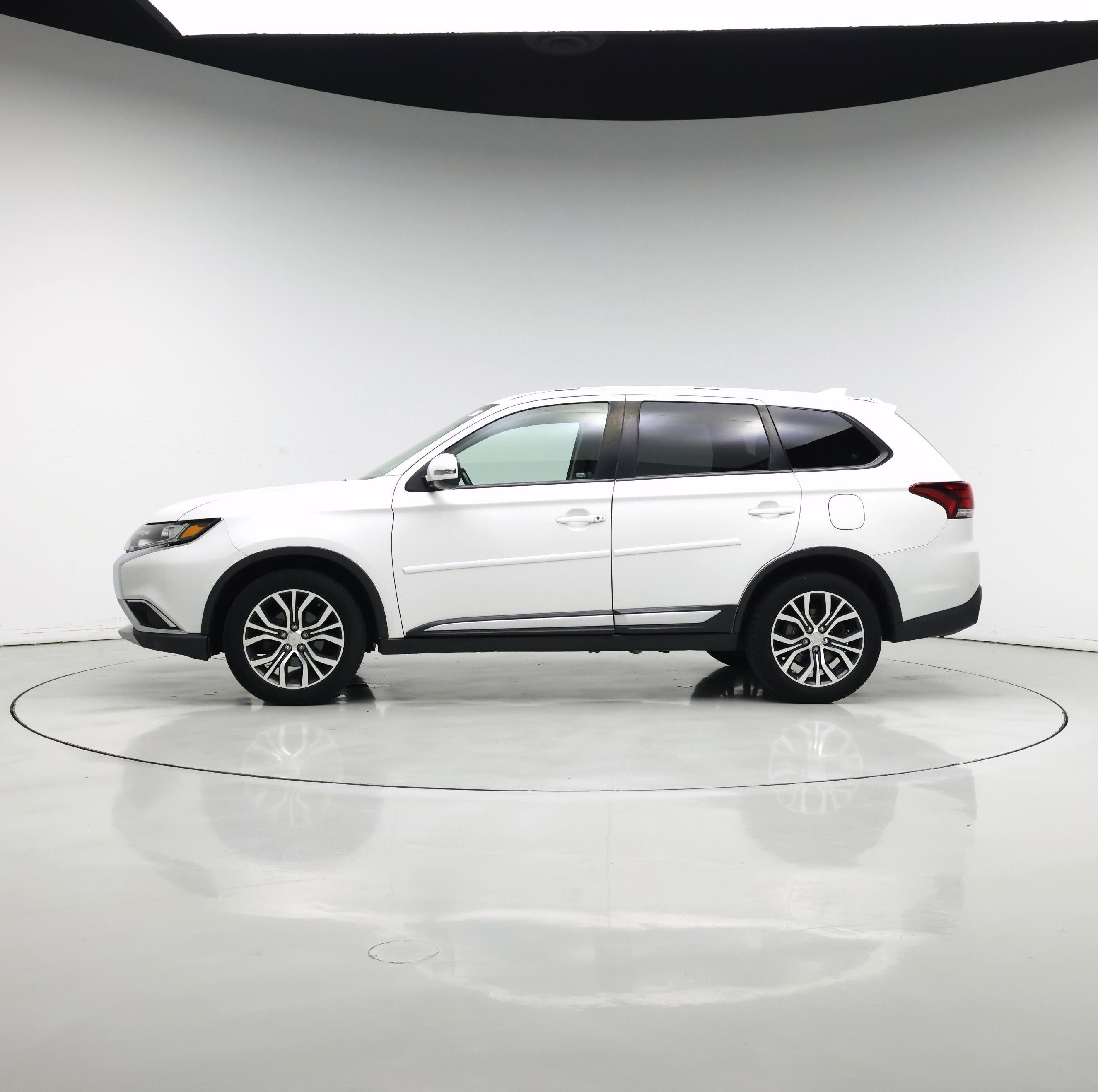 Thumbnail: 2017 Mitsubishi Outlander - 3