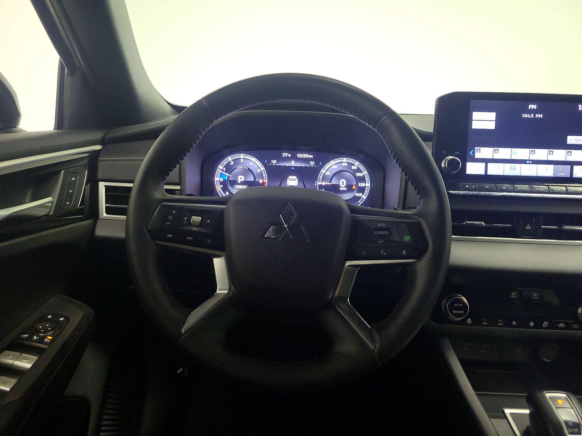 Thumbnail: 2023 Mitsubishi Outlander - 10