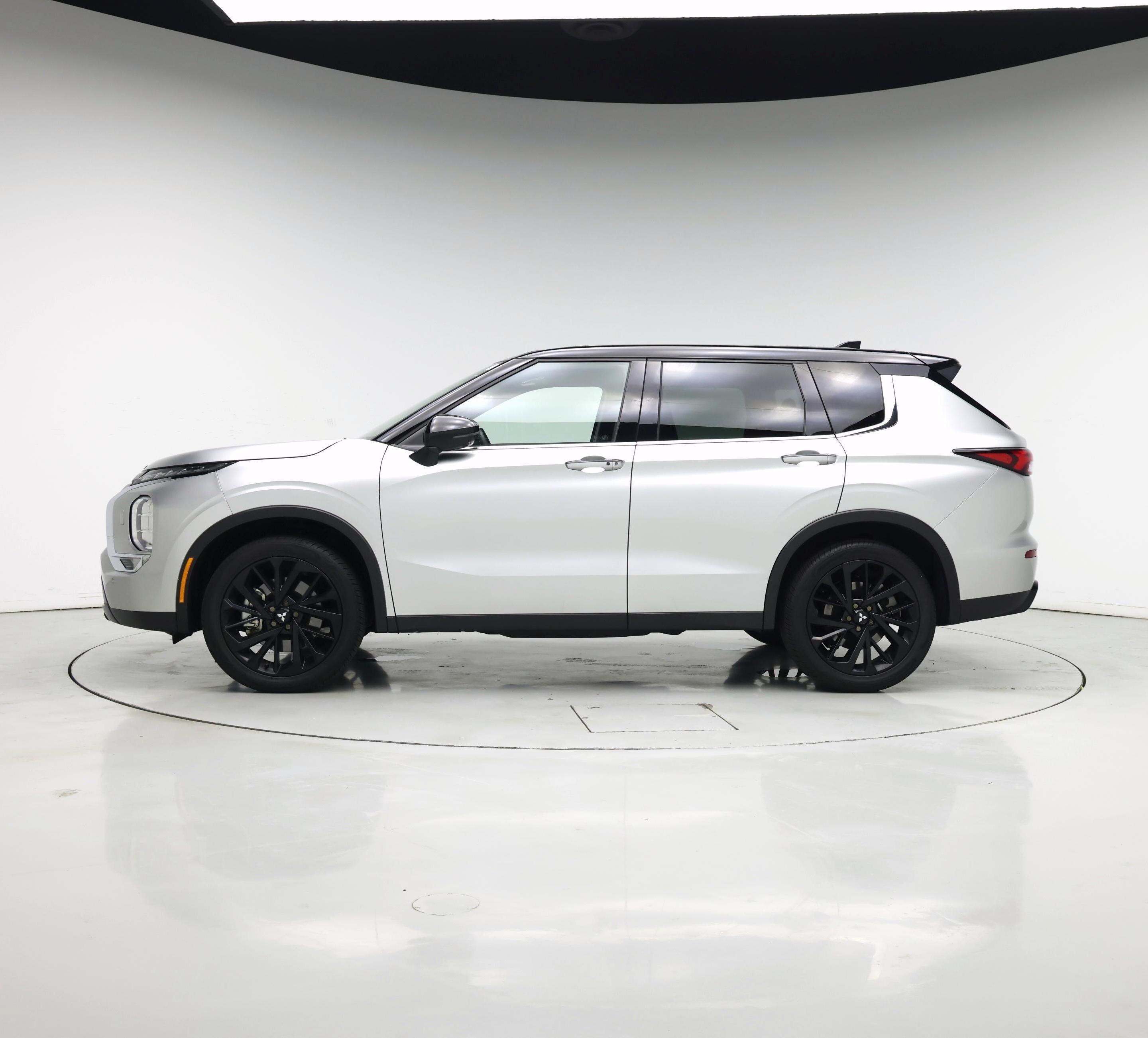 Thumbnail: 2023 Mitsubishi Outlander - 3