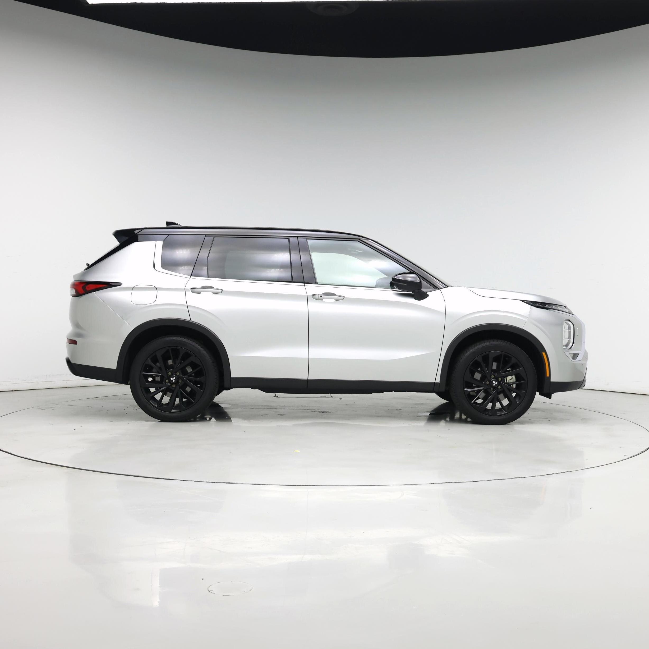 Thumbnail: 2023 Mitsubishi Outlander - 7