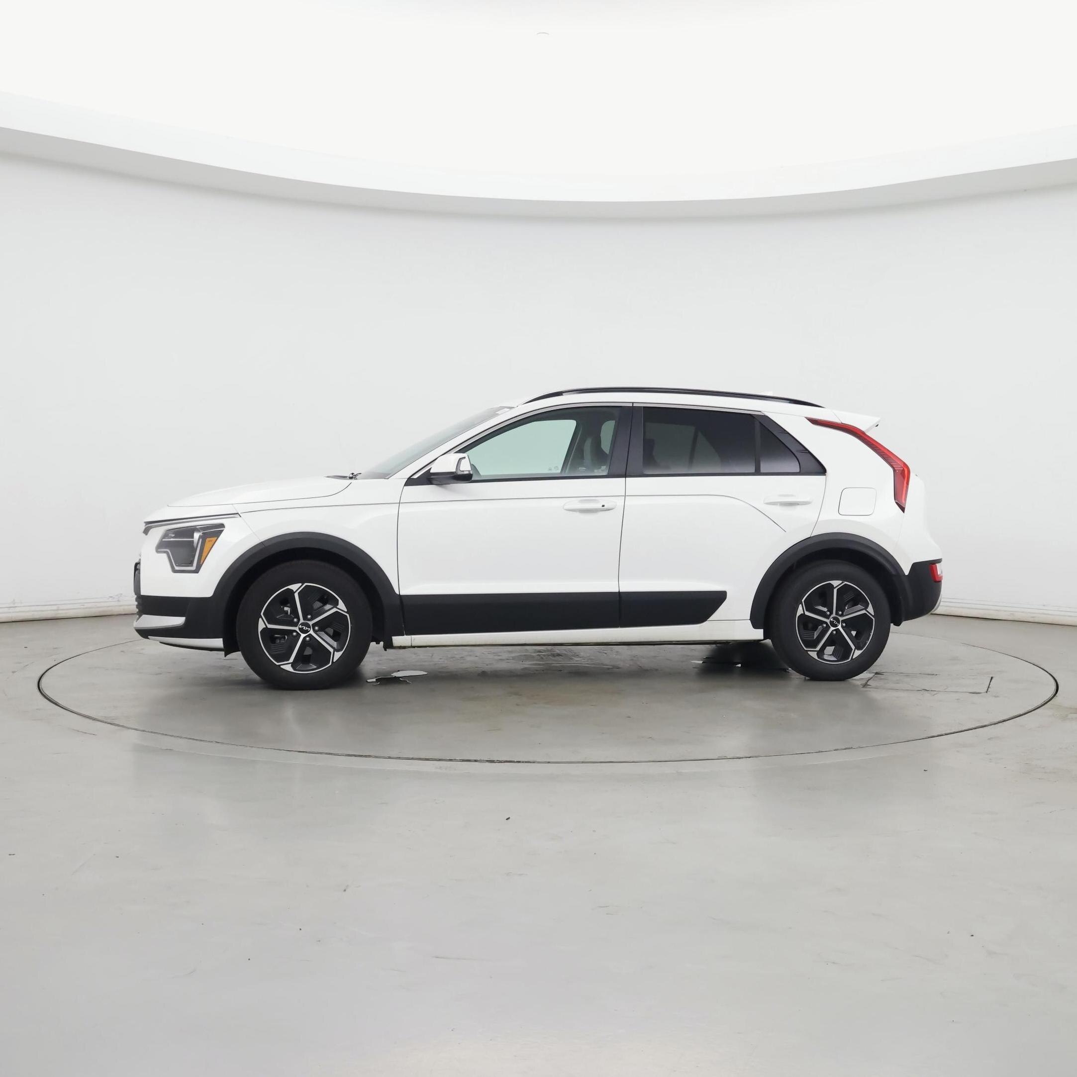 Thumbnail: 2023 Kia Niro - 3