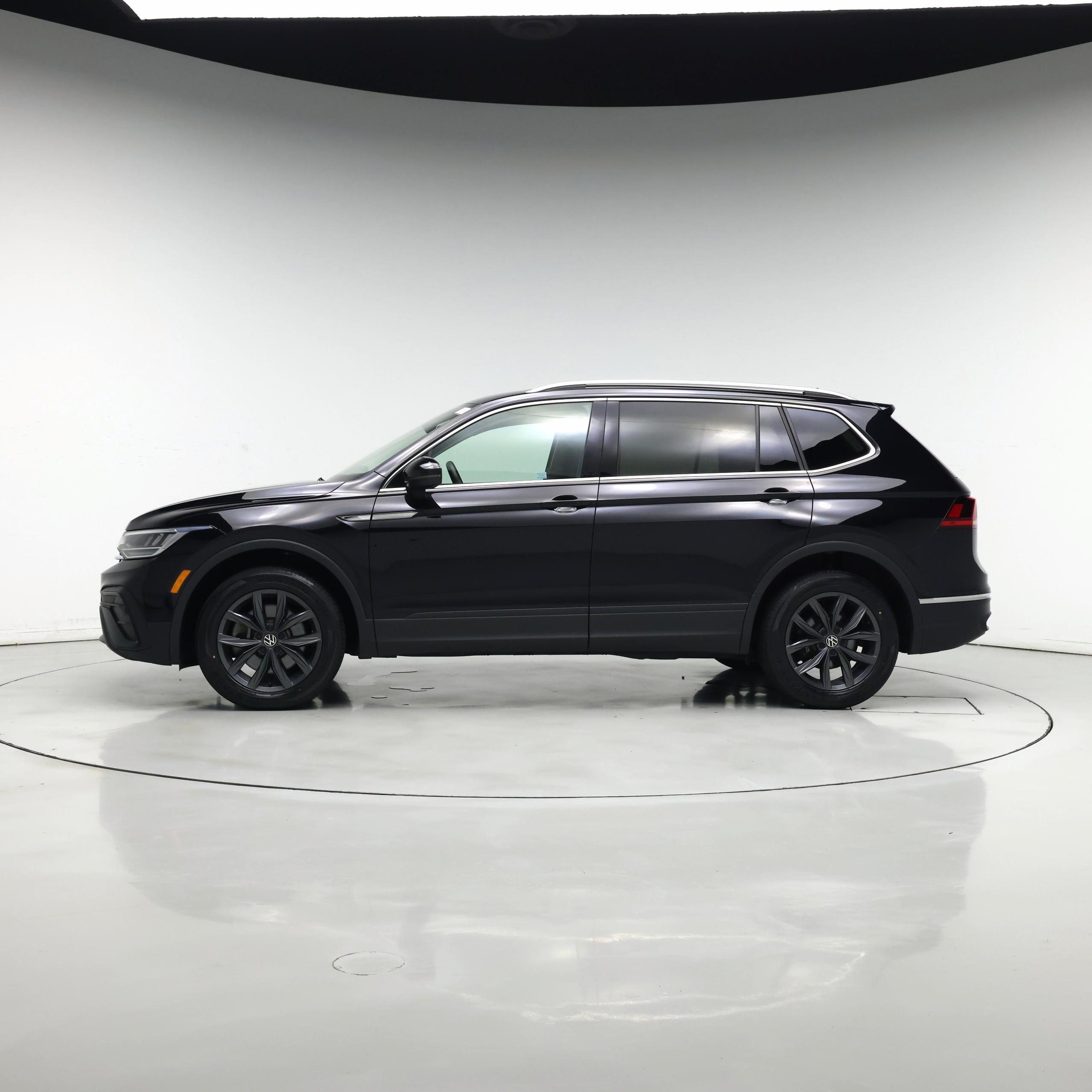 Thumbnail: 2023 Volkswagen Tiguan - 3