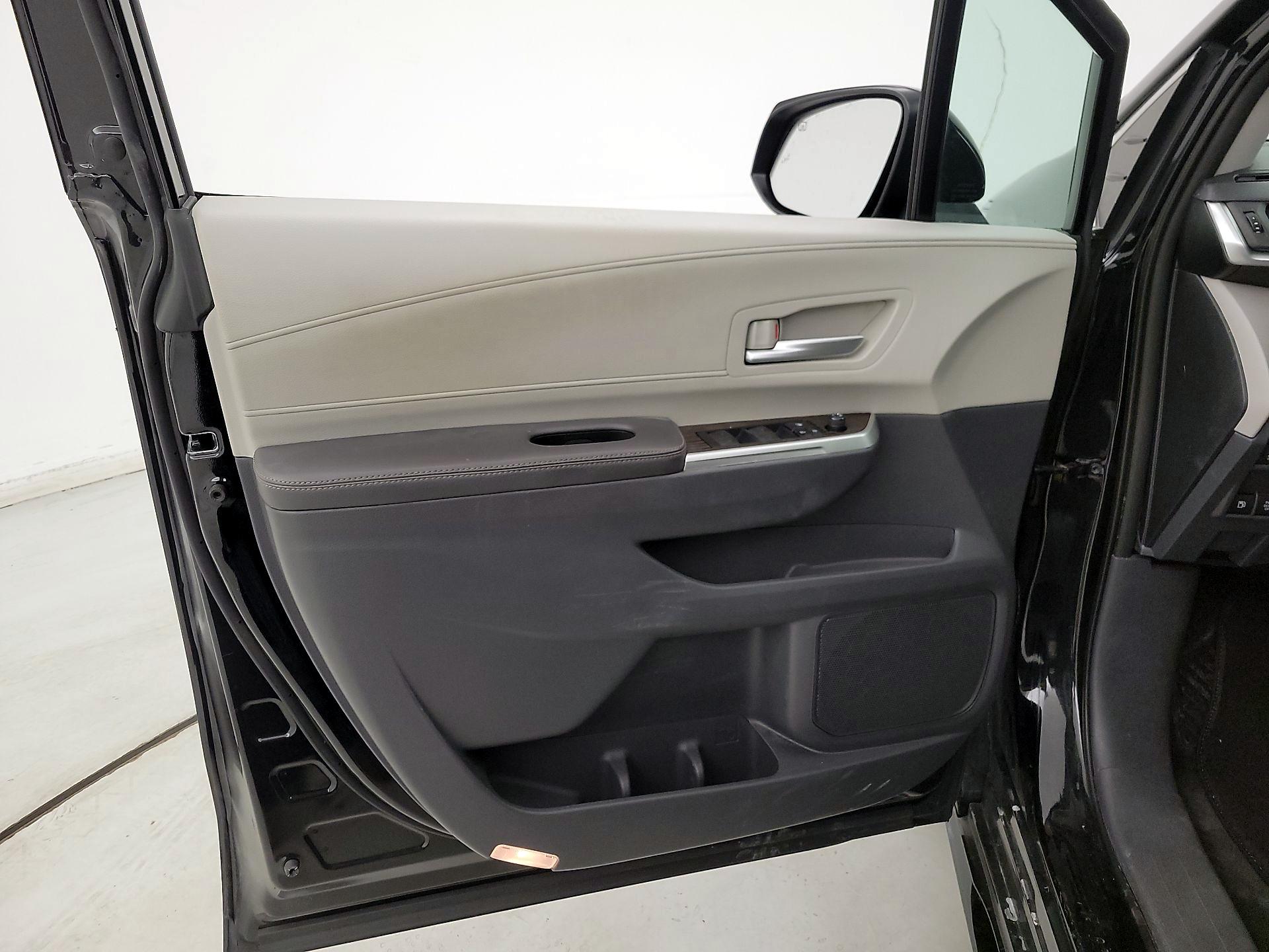 Thumbnail: 2021 Toyota Sienna - 12