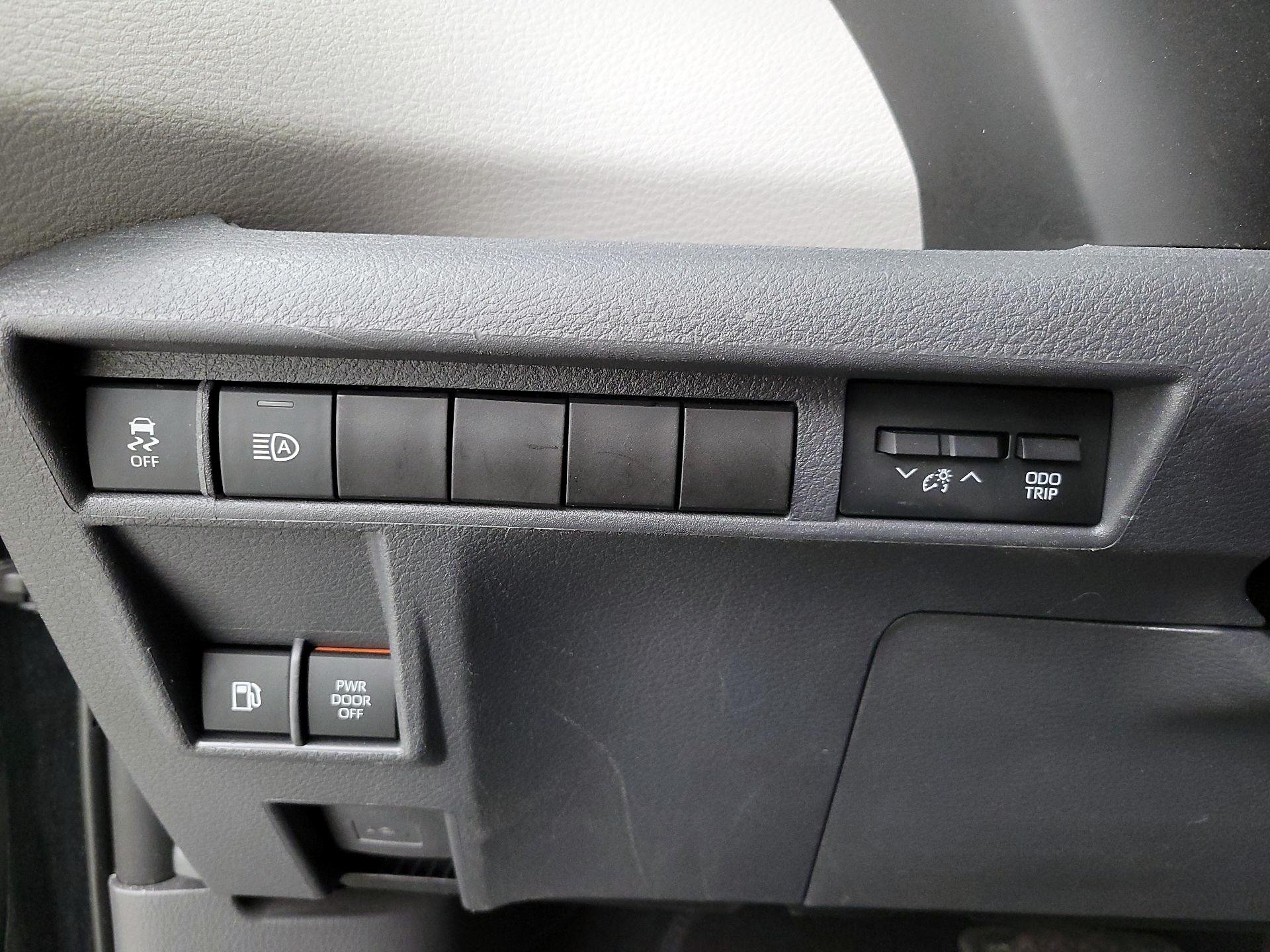 Thumbnail: 2021 Toyota Sienna - 13