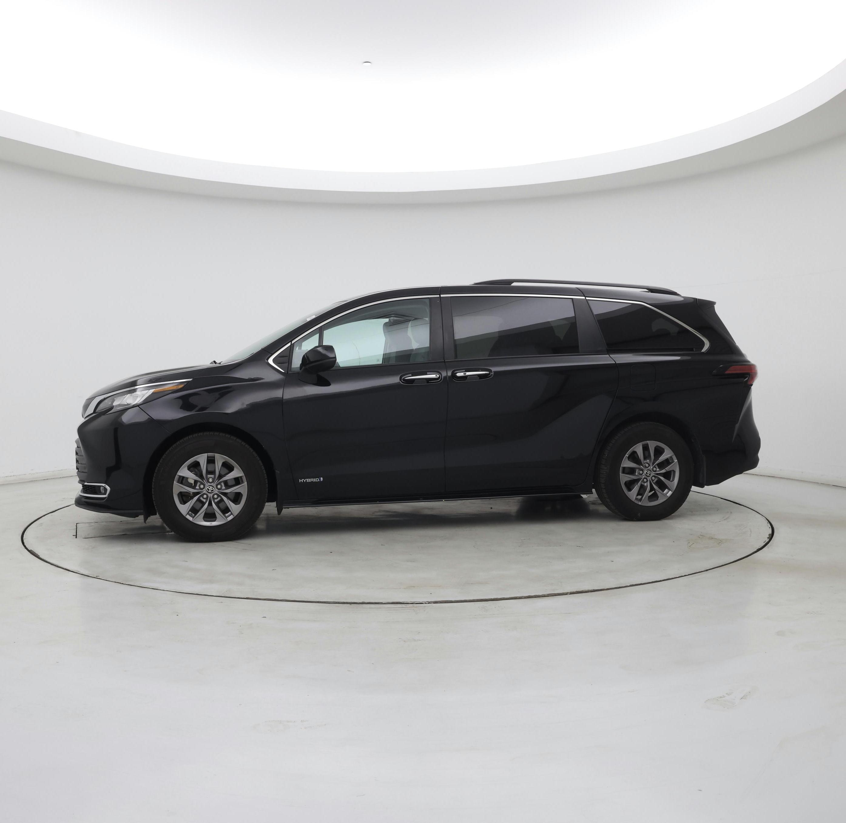 Thumbnail: 2021 Toyota Sienna - 3